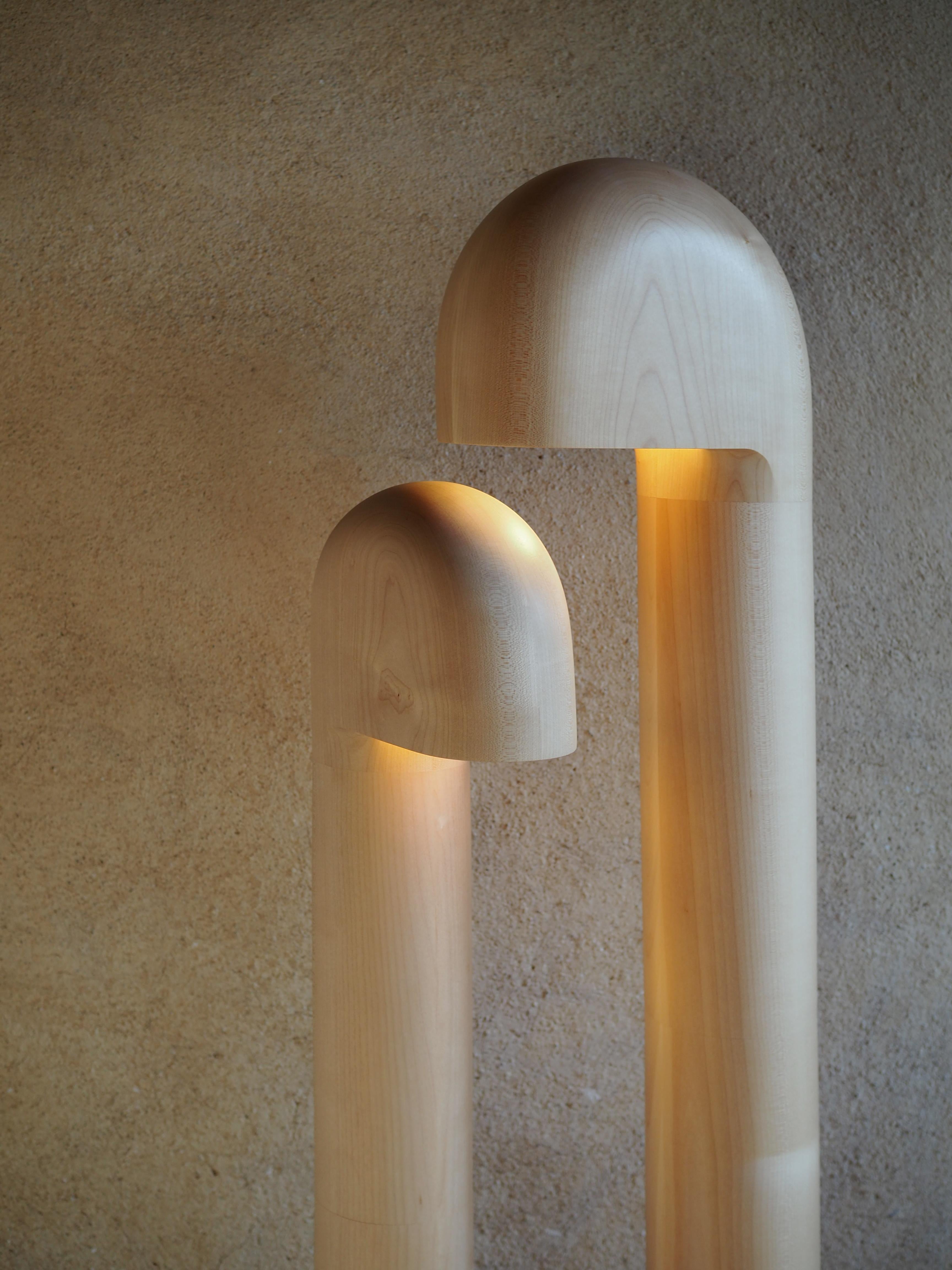 Postmoderne Ensemble de 2 lampadaires Lampadaire en érable sycomore de Pauline Pietri en vente