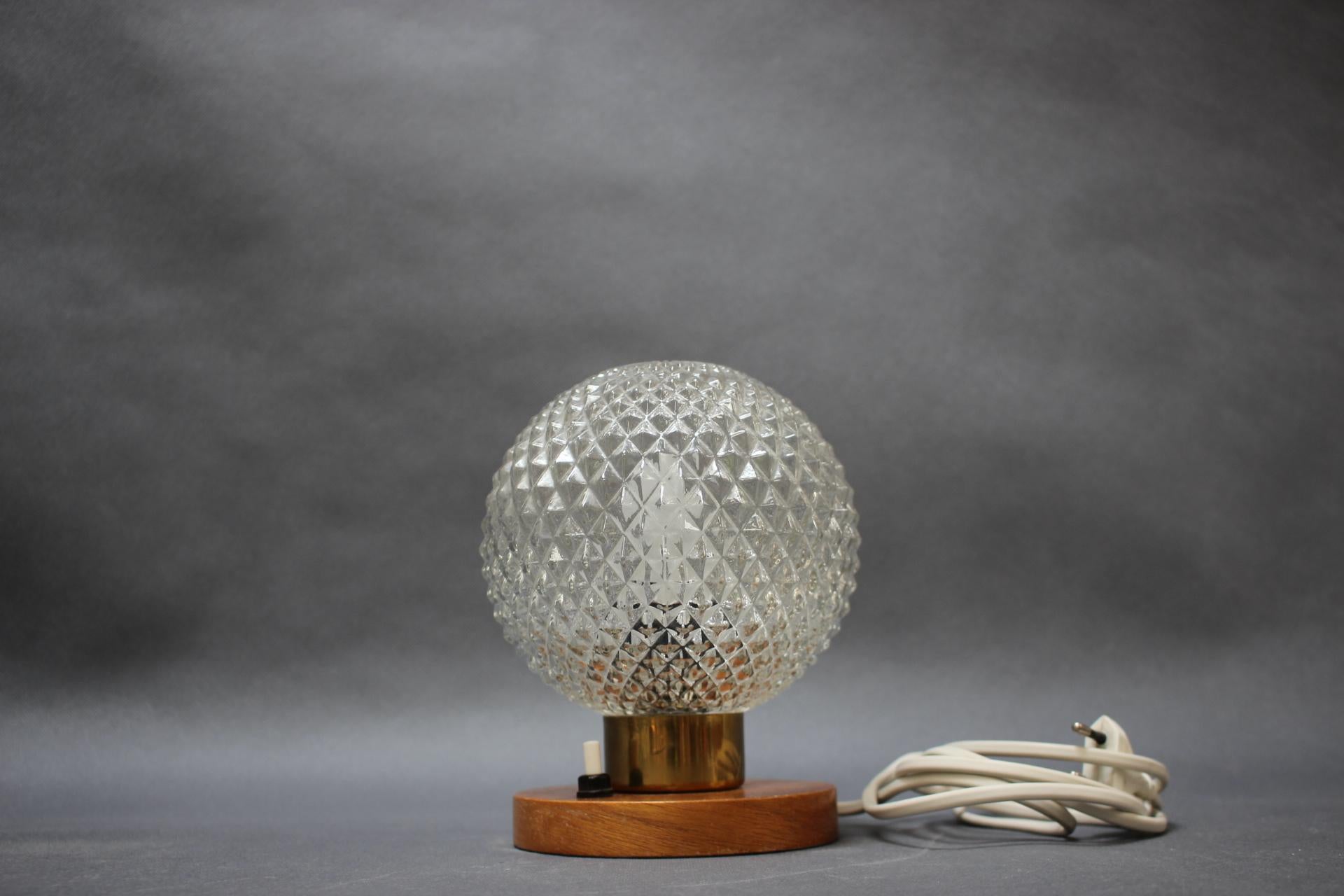 - Set di 2 lampade da tavolo di Kamenický Šenov, anni '70,
- in Wood e vetro
- presenta segni di usura e di età (graffi, etc.),
- in buone condizioni originali,