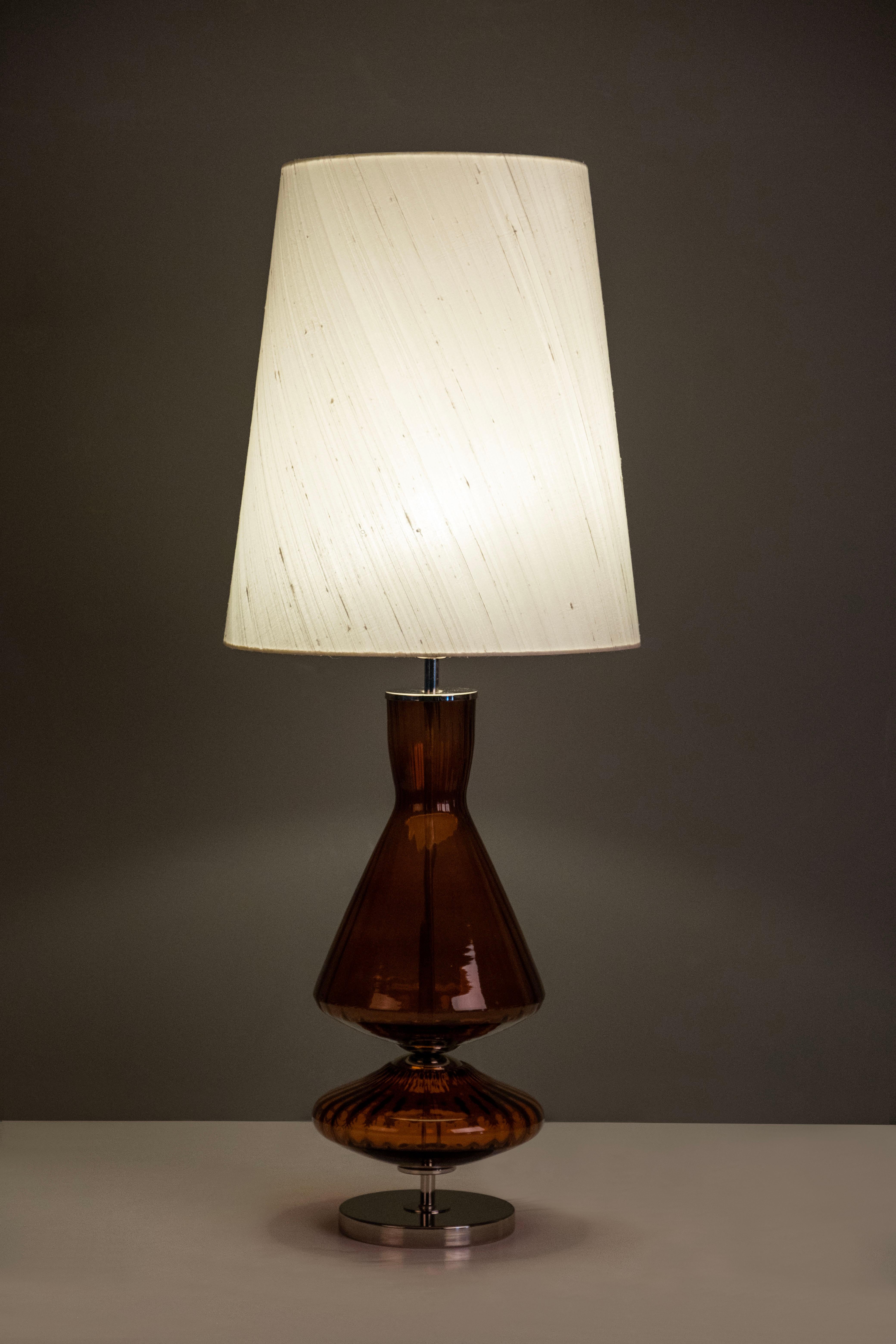 Satz von 2 Assis Tischlampen, Modern Collection, Handgefertigt in Portugal - Europa von GF Modern.

Assis ist eine elegante Tischleuchte und eine attraktive Ergänzung für ein modernes Zuhause. Das Ambarglas und der polierte Edelstahl verbinden