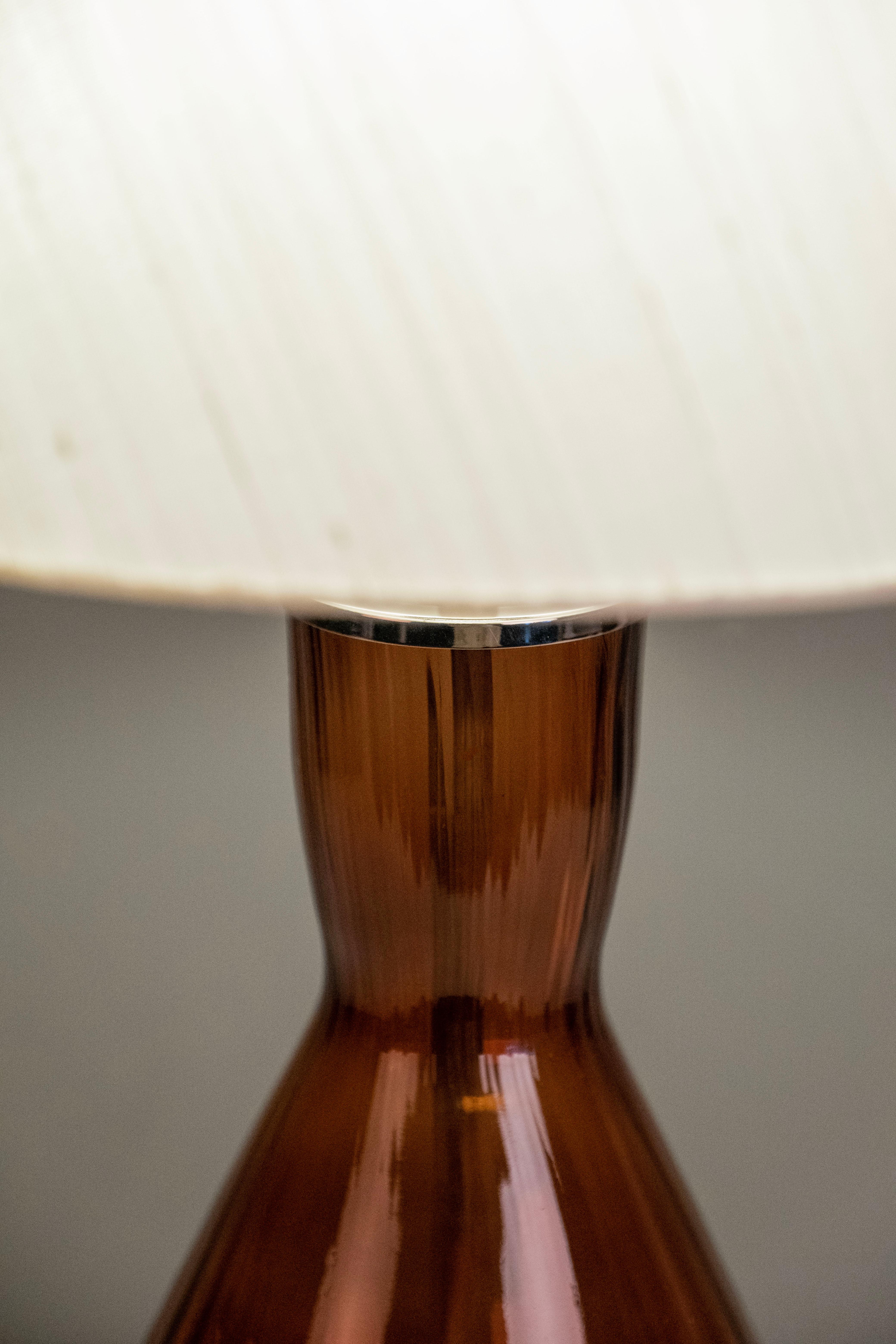 Set/2 Art-Déco-Tischlampen „Assis“, weißer Lampenschirm, handgefertigt von Greenapple (Portugiesisch) im Angebot