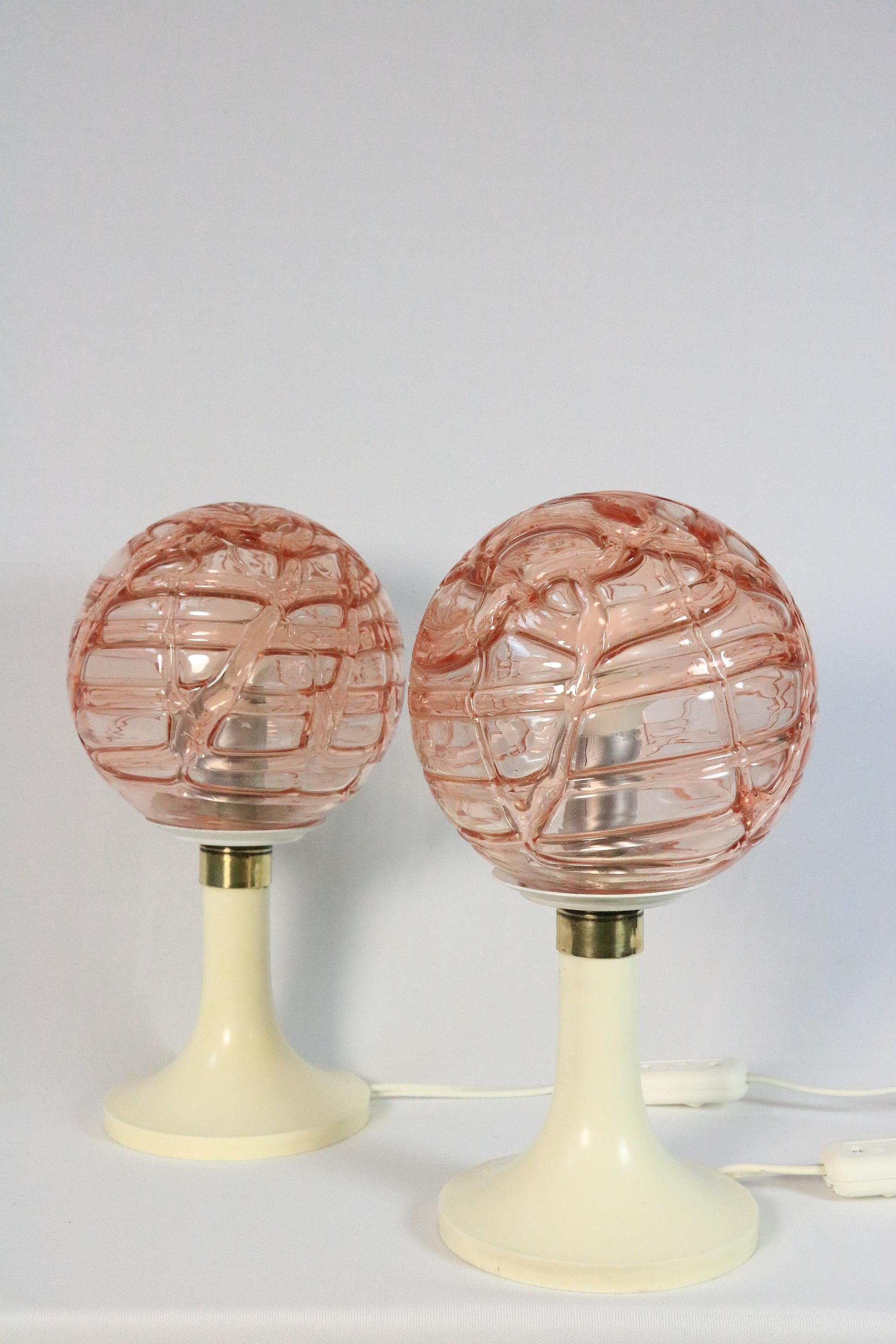 2er-Set Tischlampen von DORIA, Deutschland, Rosa Glaskugeln, Original 1970er (Moderne der Mitte des Jahrhunderts) im Angebot