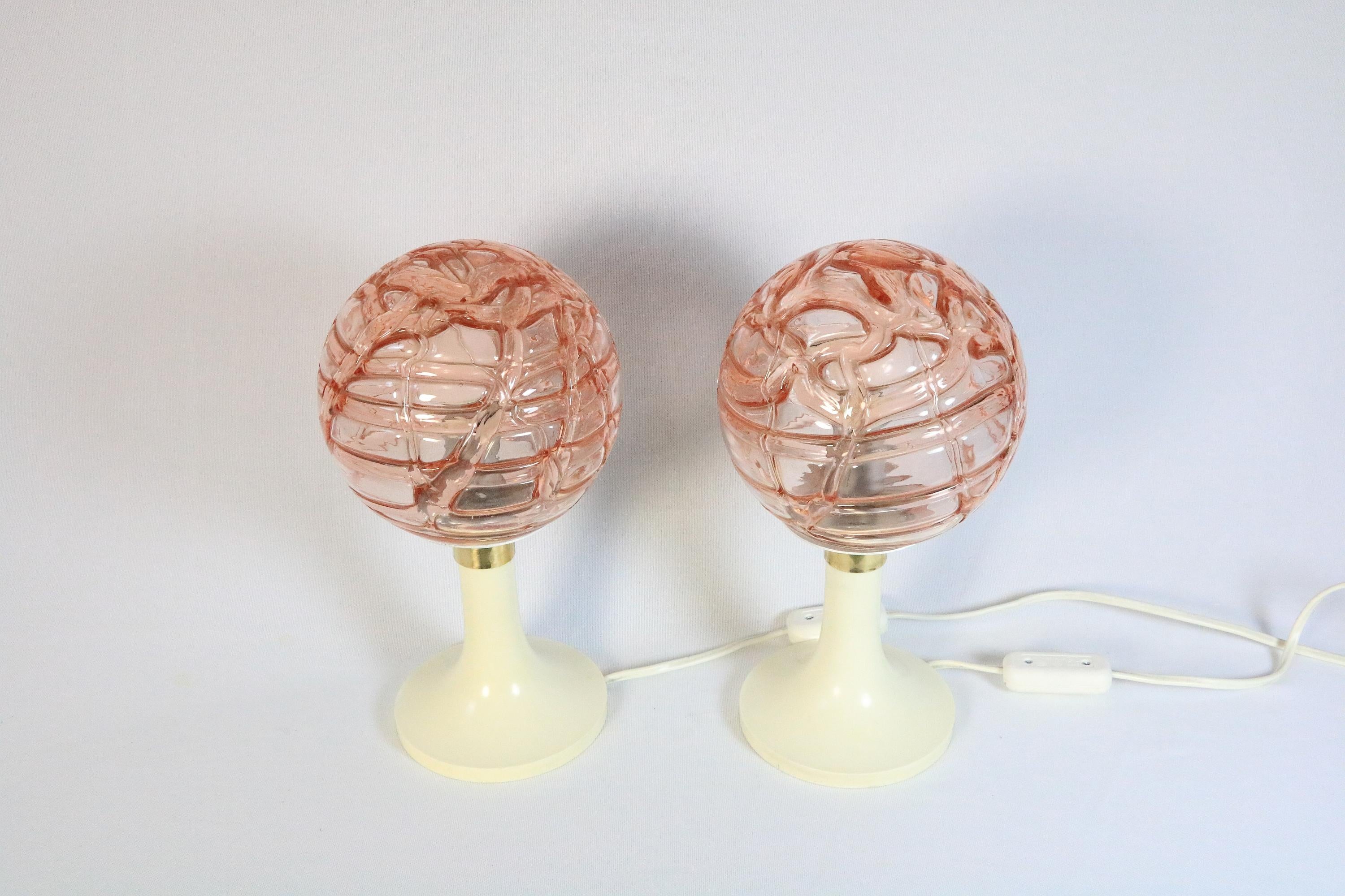 2er-Set Tischlampen von DORIA, Deutschland, Rosa Glaskugeln, Original 1970er im Zustand „Gut“ im Angebot in Berlin, BE