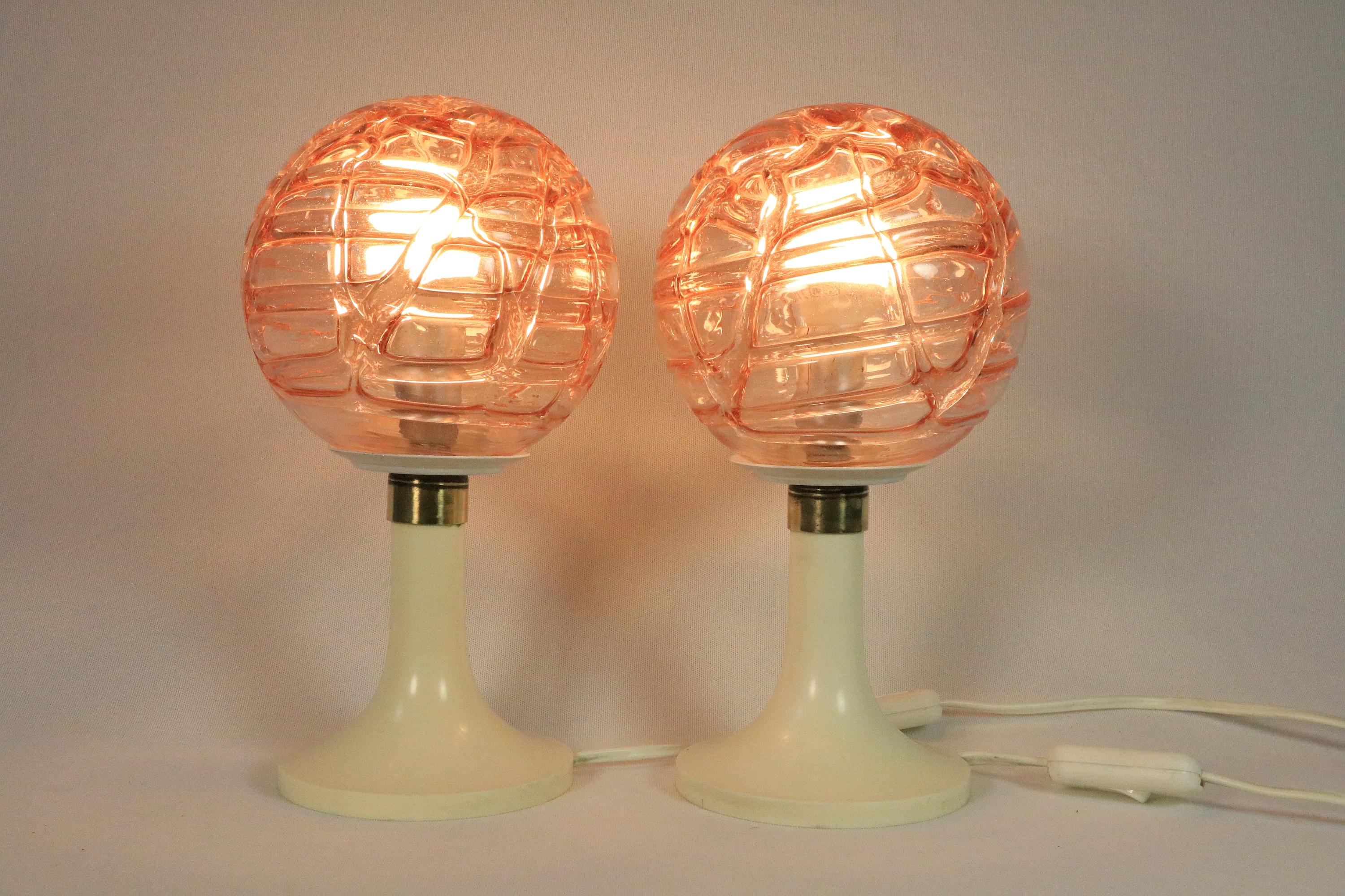 2er-Set Tischlampen von DORIA, Deutschland, Rosa Glaskugeln, Original 1970er (20. Jahrhundert) im Angebot