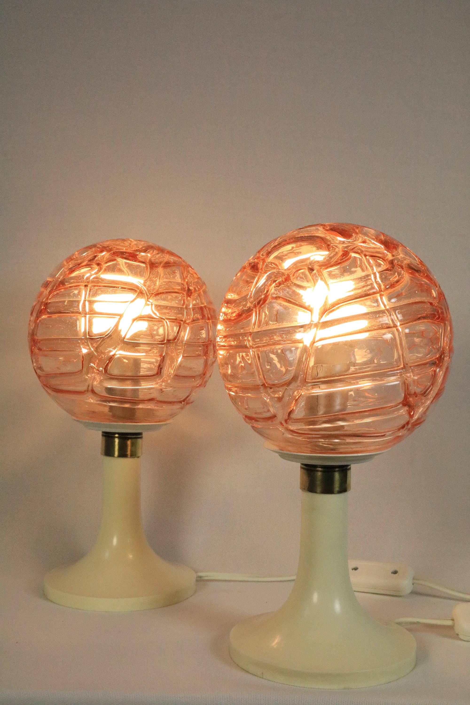2er-Set Tischlampen von DORIA, Deutschland, Rosa Glaskugeln, Original 1970er (Geblasenes Glas) im Angebot