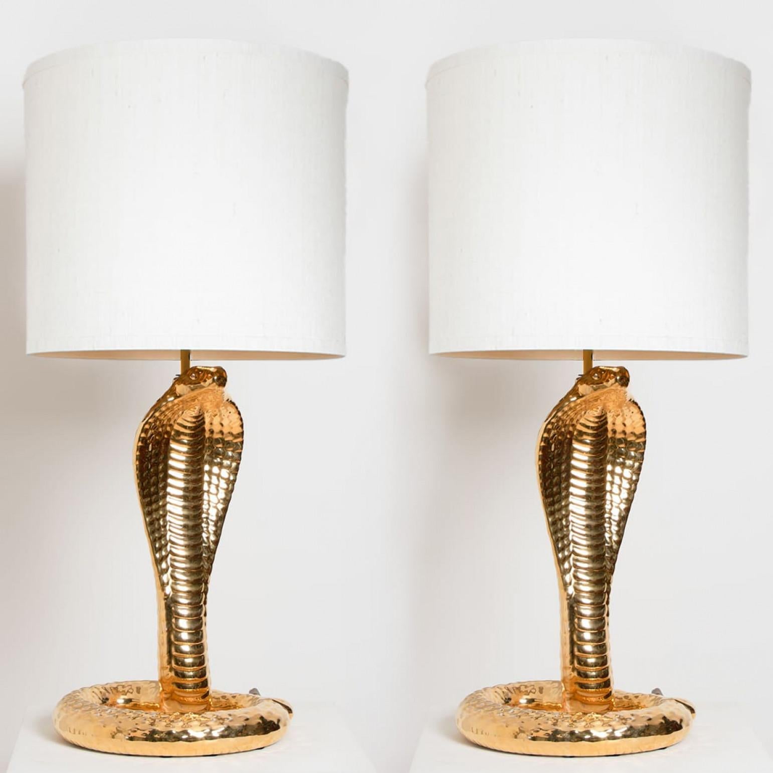 Paire de grandes lampes de table exceptionnelles. Lampe de table unique en céramique émaillée d'or en forme de cobra. Une belle œuvre signée par Tommaso Barbi, période 1970. En parfait état. Avec de nouveaux abat-jour exceptionnels réalisés sur