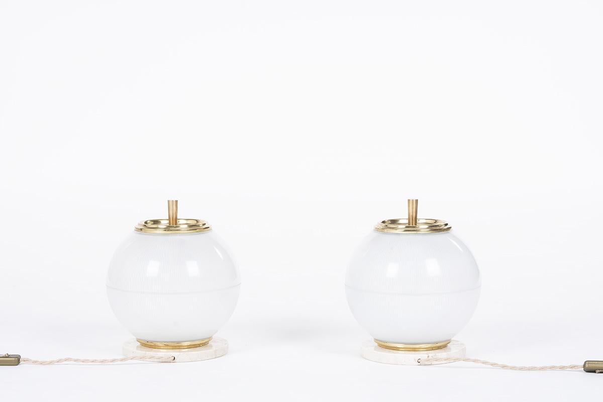 Satz von 2 Tischlampen, hergestellt in Italien in den 60er Jahren
Runder Sockel aus Marmor, Reflektor aus geriffeltem Glas, vermessingte Teilelemente
E14-Referenz-Glühlampen