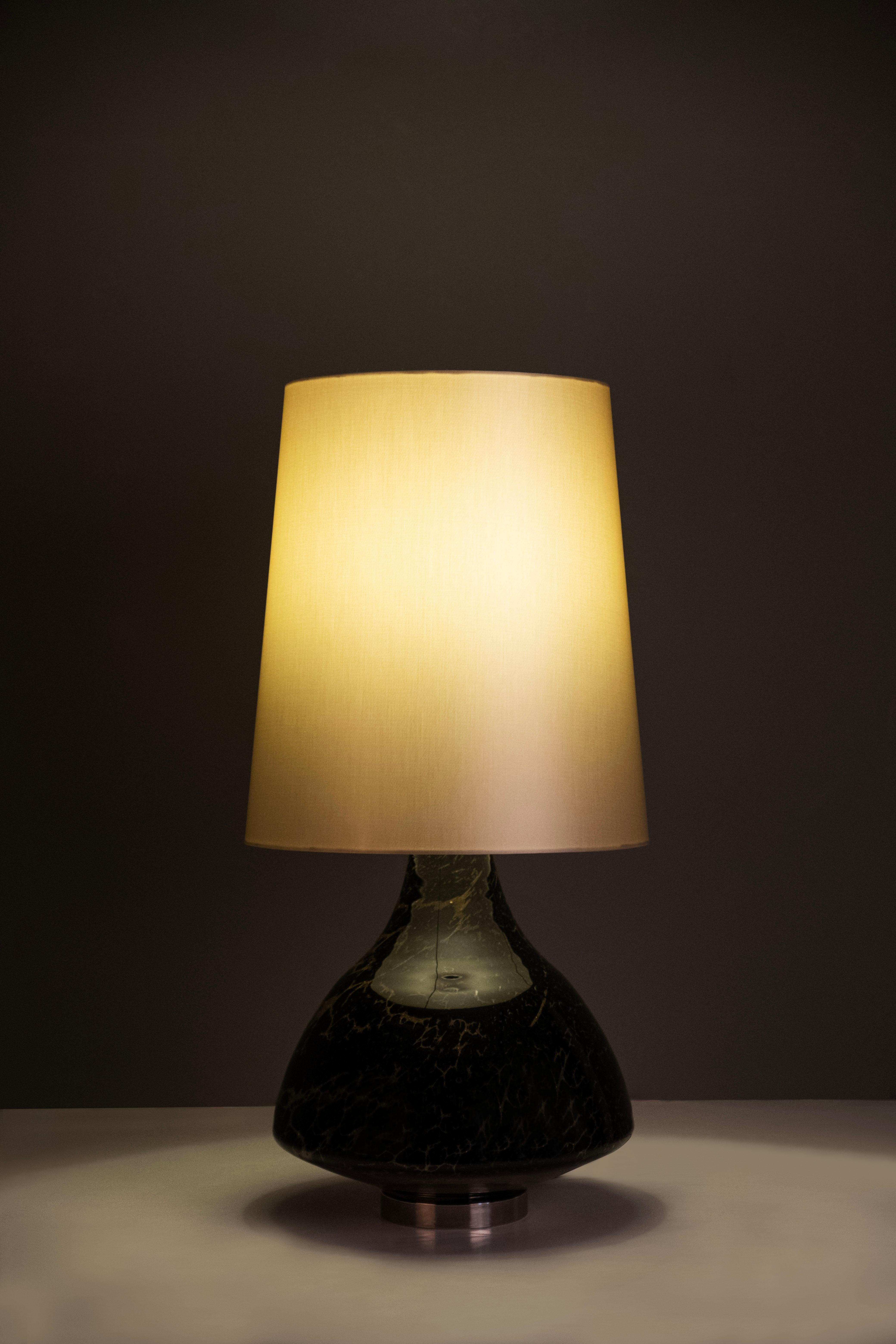 Lot de 2 lampes de table Luso, Collection S, fabriquées à la main au Portugal - Europe par GF Modern.

Luso est une lampe de table élégante et un complément attrayant pour une maison moderne. Le verre transparent et l'acier inoxydable poli se