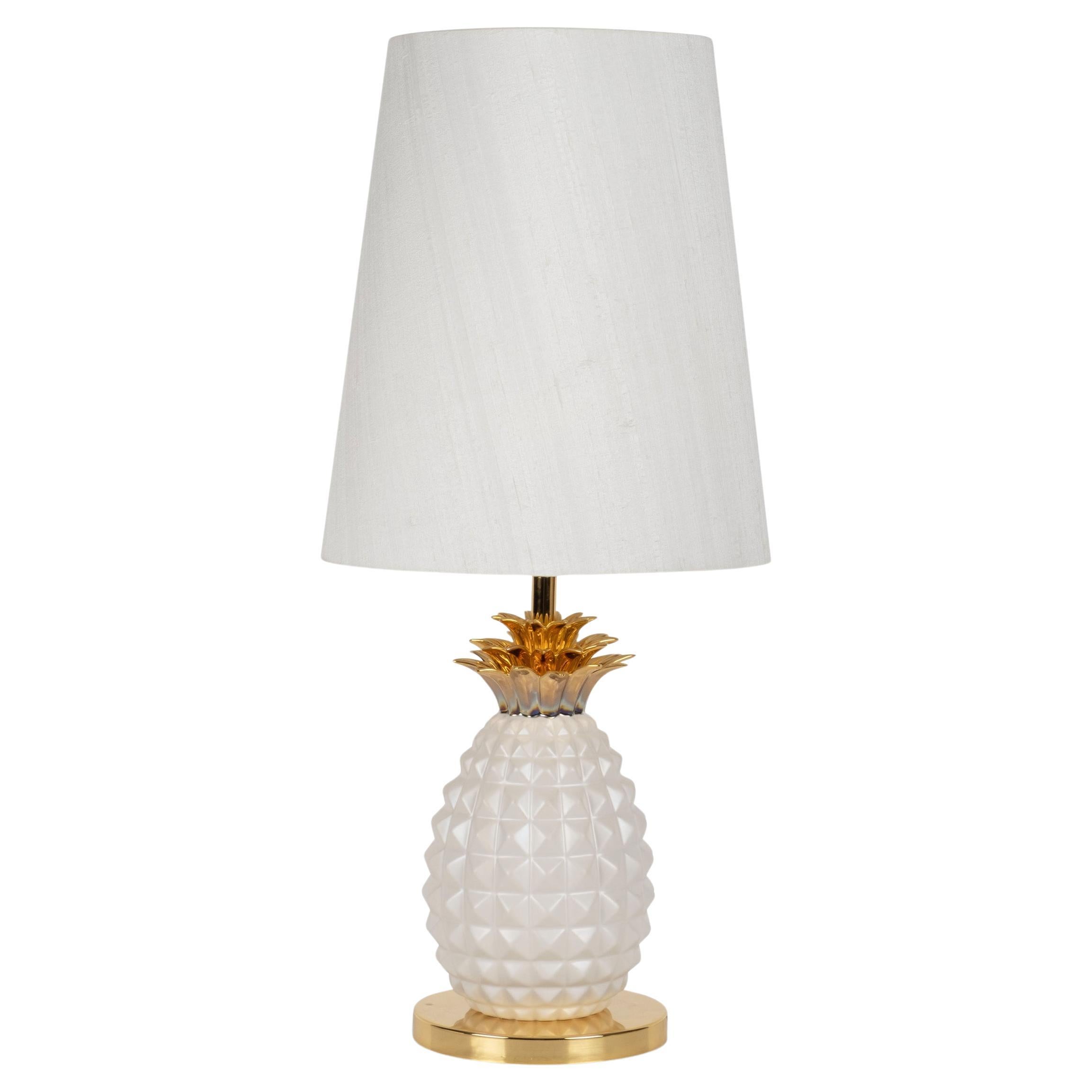 Set of 2 Morais table lamps, Modern Collection, Handcrafted in Portugal - Europe by GF Modern.

Morais is an elegant table lamp and an attractive addition to a modern home. The pearly white glazed ceramic base with matte finish with detail in gold