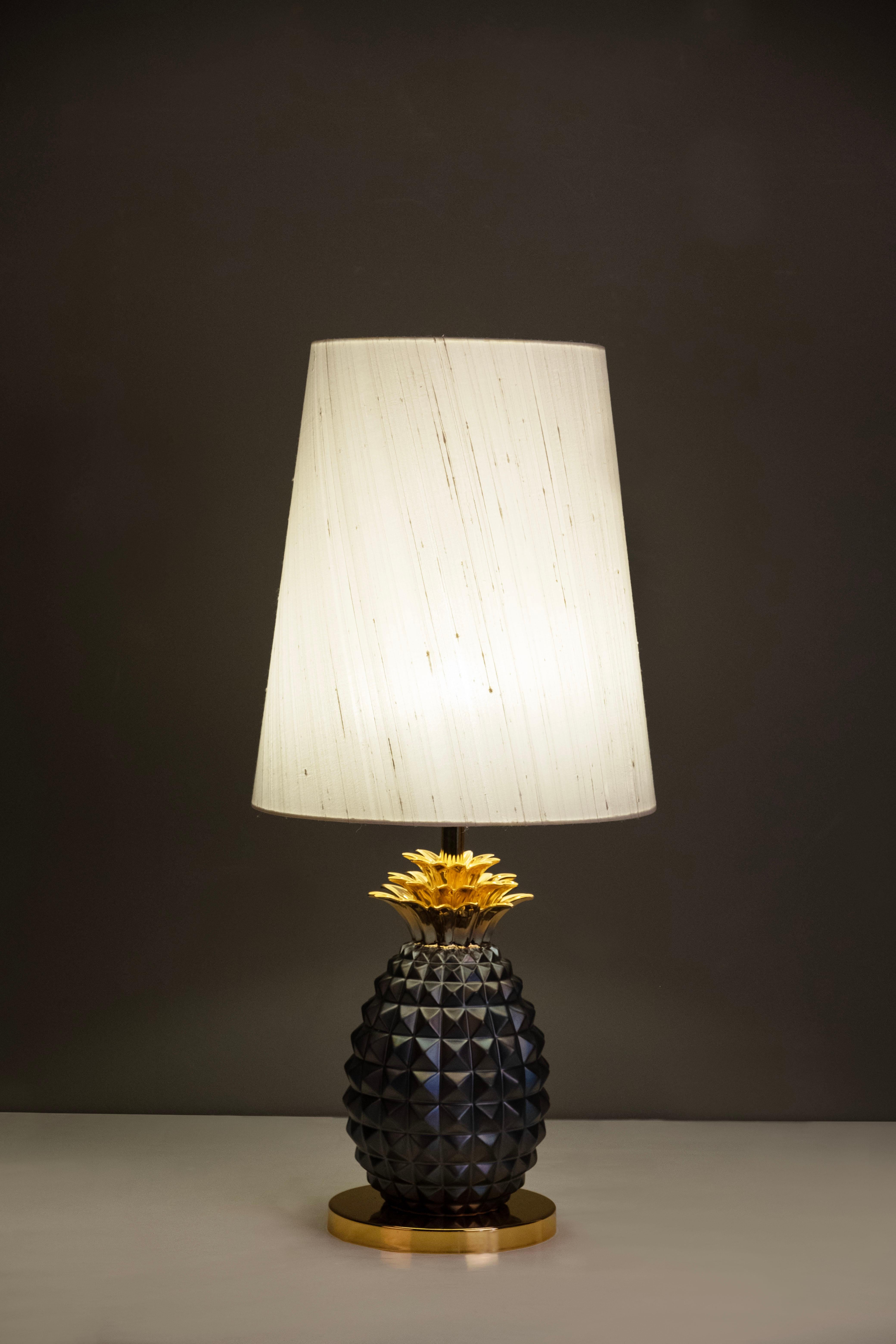 Set of 2 Morais table lamps, Modern Collection, Handcrafted in Portugal - Europe by GF Modern.

Morais is an elegant table lamp and an attractive addition to a modern home. The pearly black glazed ceramic base with matte finish with detail in gold