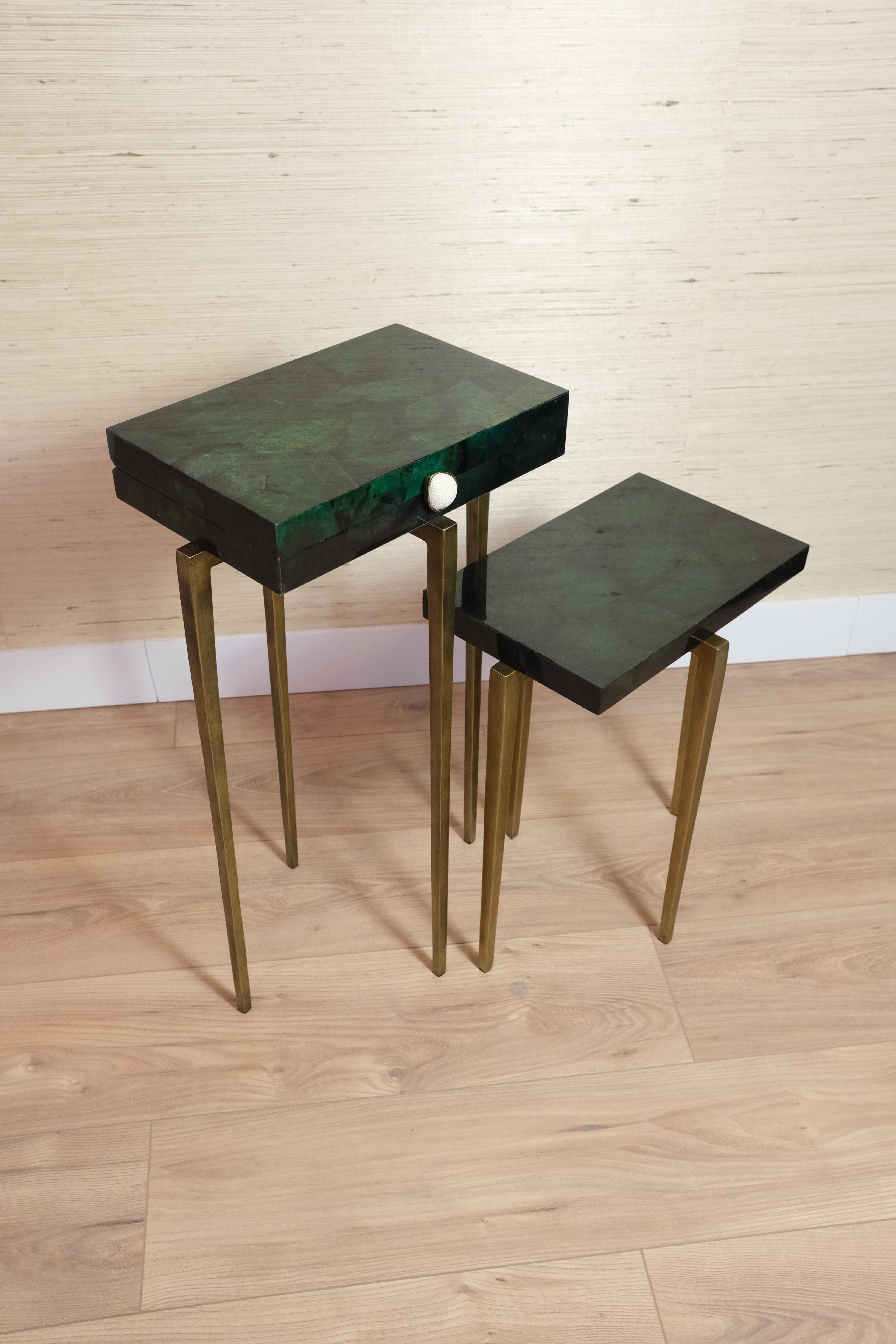 Set of 2 tables in Green Marquetry by Ginger Brown In New Condition For Sale In Bourguebus, FR