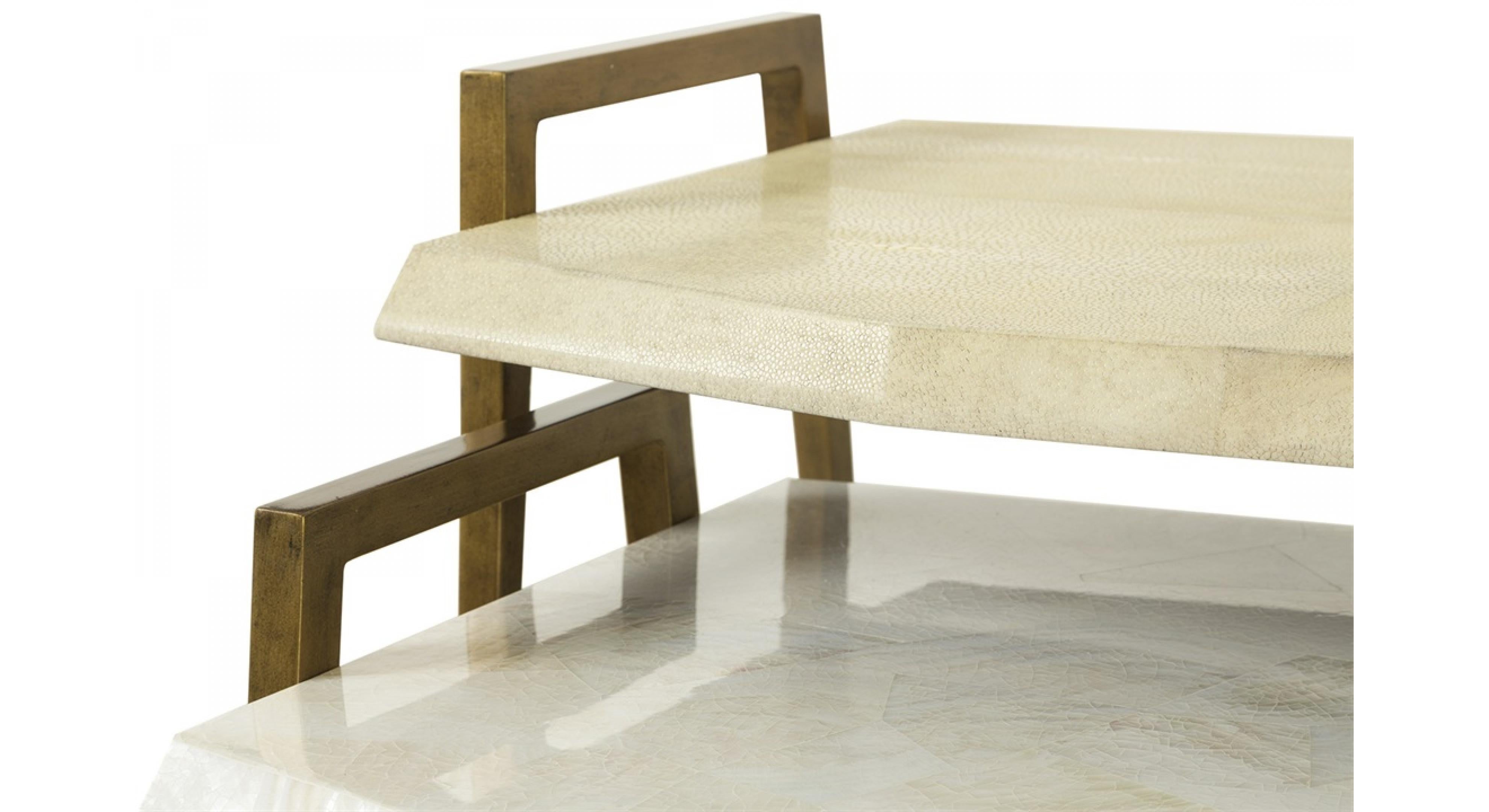 Futuriste Ensemble de 2 tables gigognes en marqueterie de galuchat et de coquillages par Ginger Brown en vente