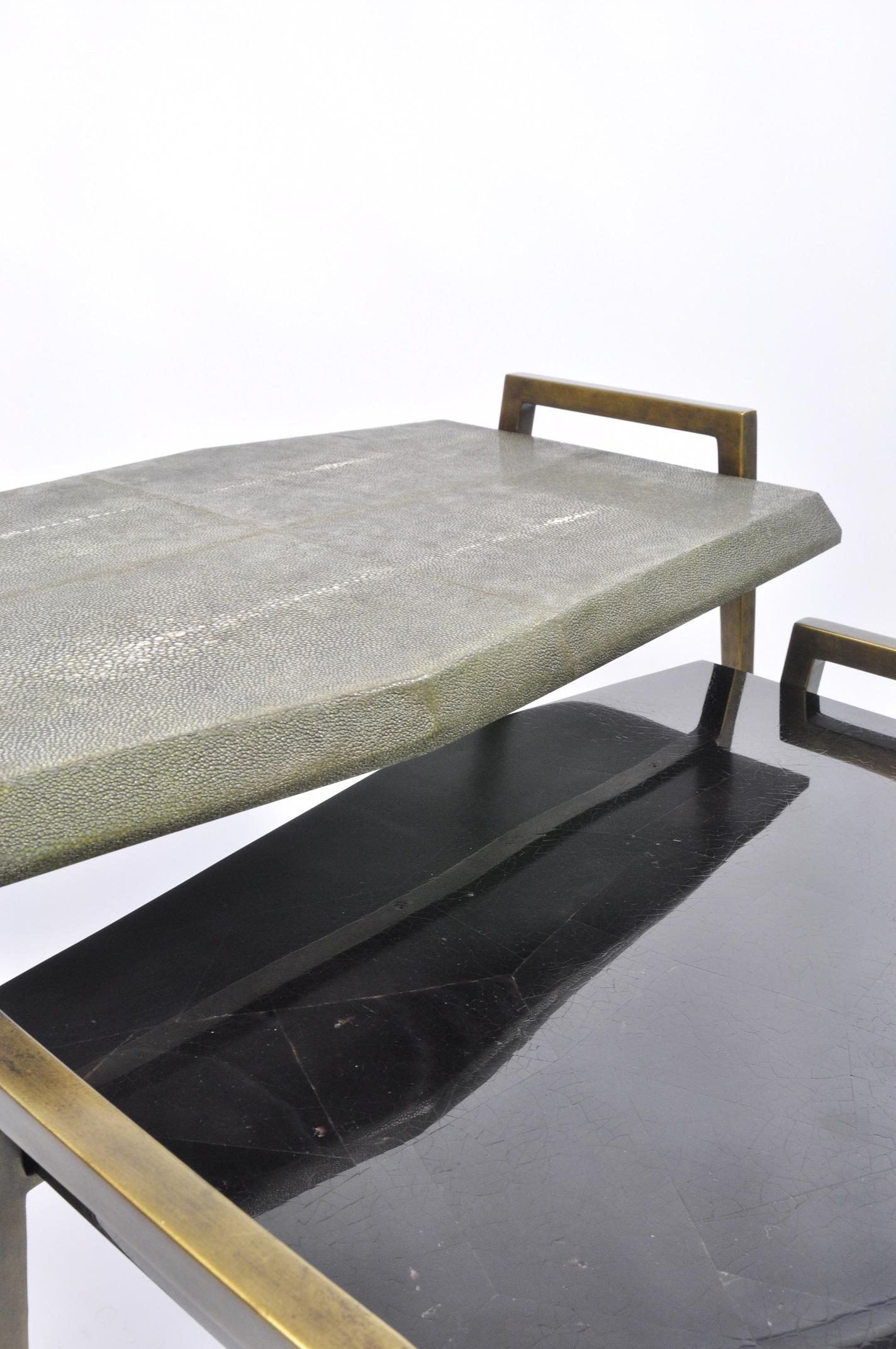 Ensemble de 2 tables gigognes en marqueterie de galuchat et de coquillages par Ginger Brown Neuf - En vente à Bourguebus, FR