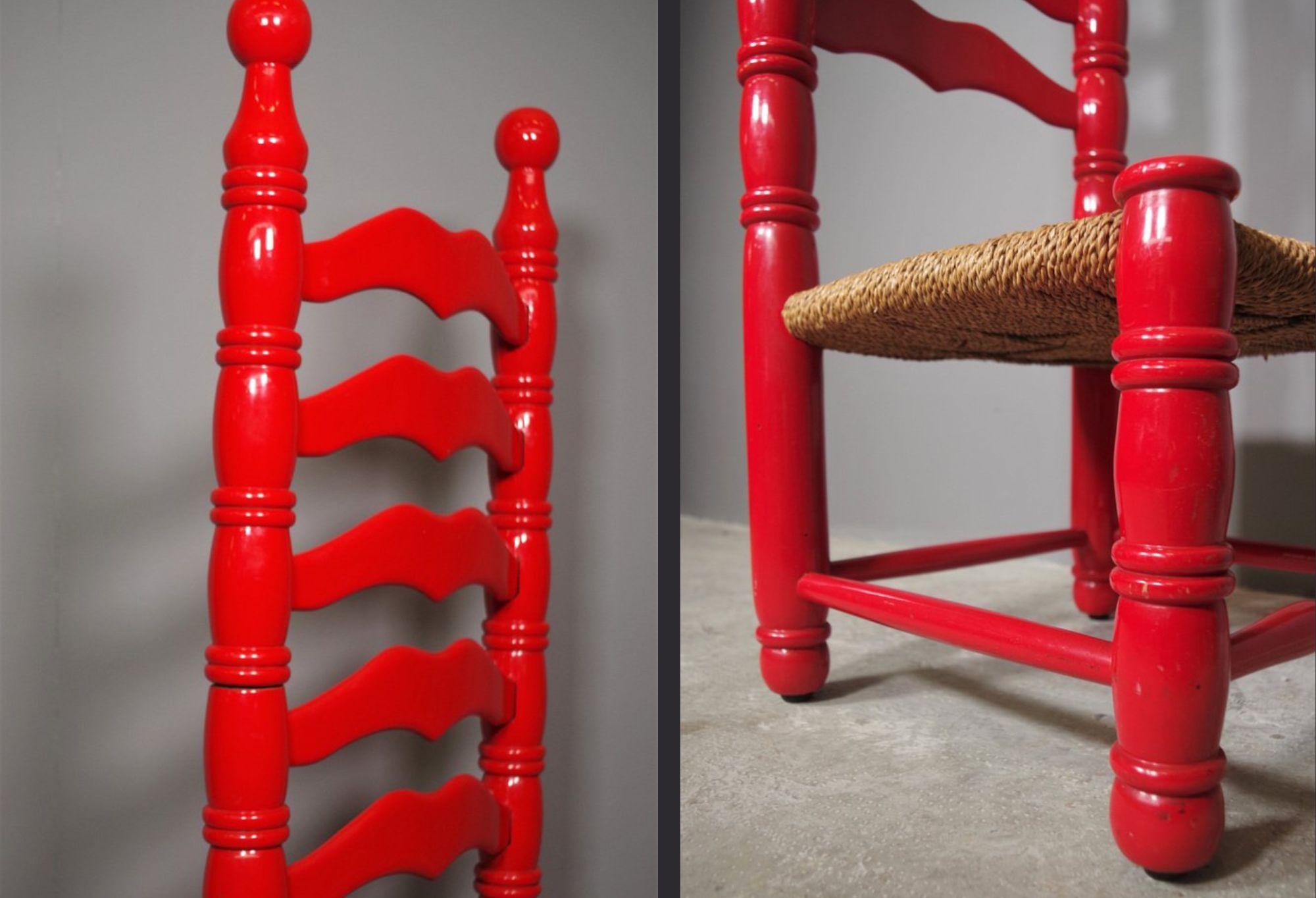 Ensemble de 2 grandes chaises espagnoles à dossier en échelle, années 1940

Apportez une touche de charme méditerranéen vintage à votre espace avec cette superbe paire de chaises à haut dossier provenant de l'Espagne des années 1940. Leur finition