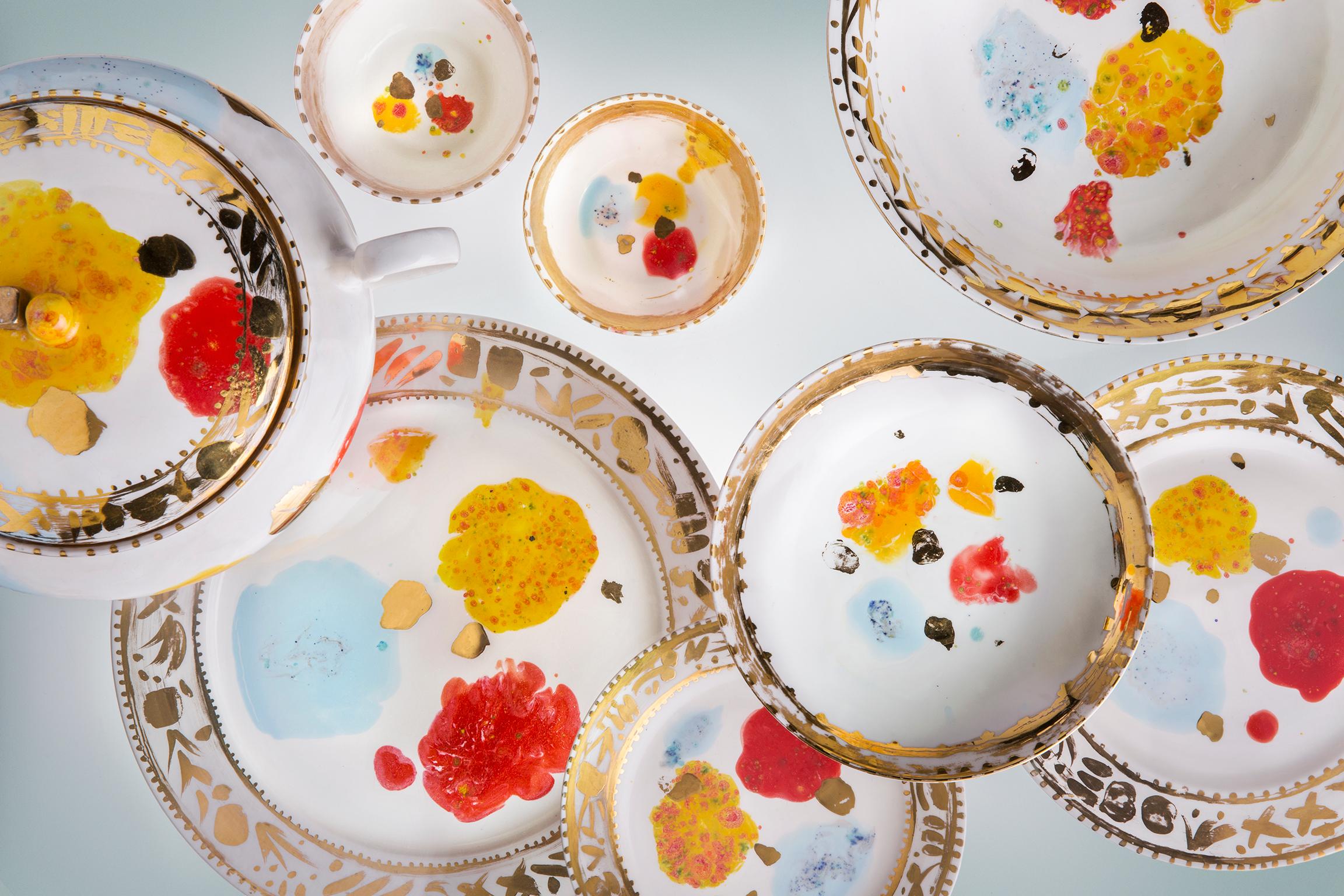 Peint à la main Ensemble contemporain de 2 tasses à thé et une soucoupe en porcelaine peintes à la main