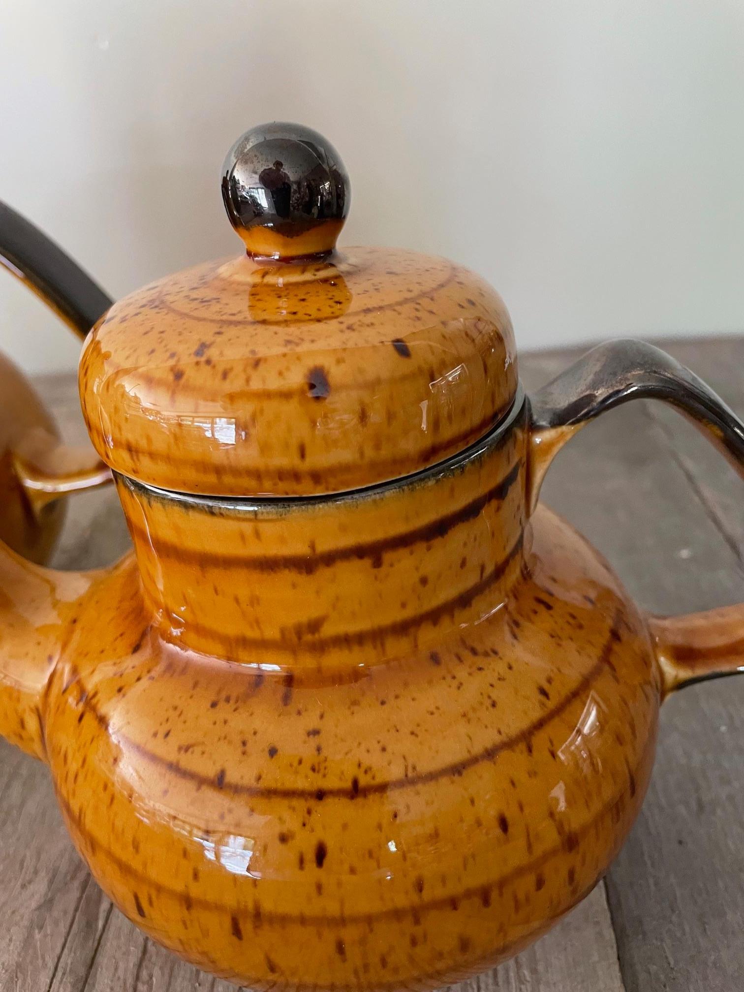 Made at the Boch La Louvière factory in Belgium, this set of two ceramic teapots is from the Palma model. The larger of the two is 22cm high and can be used for tea or coffee.