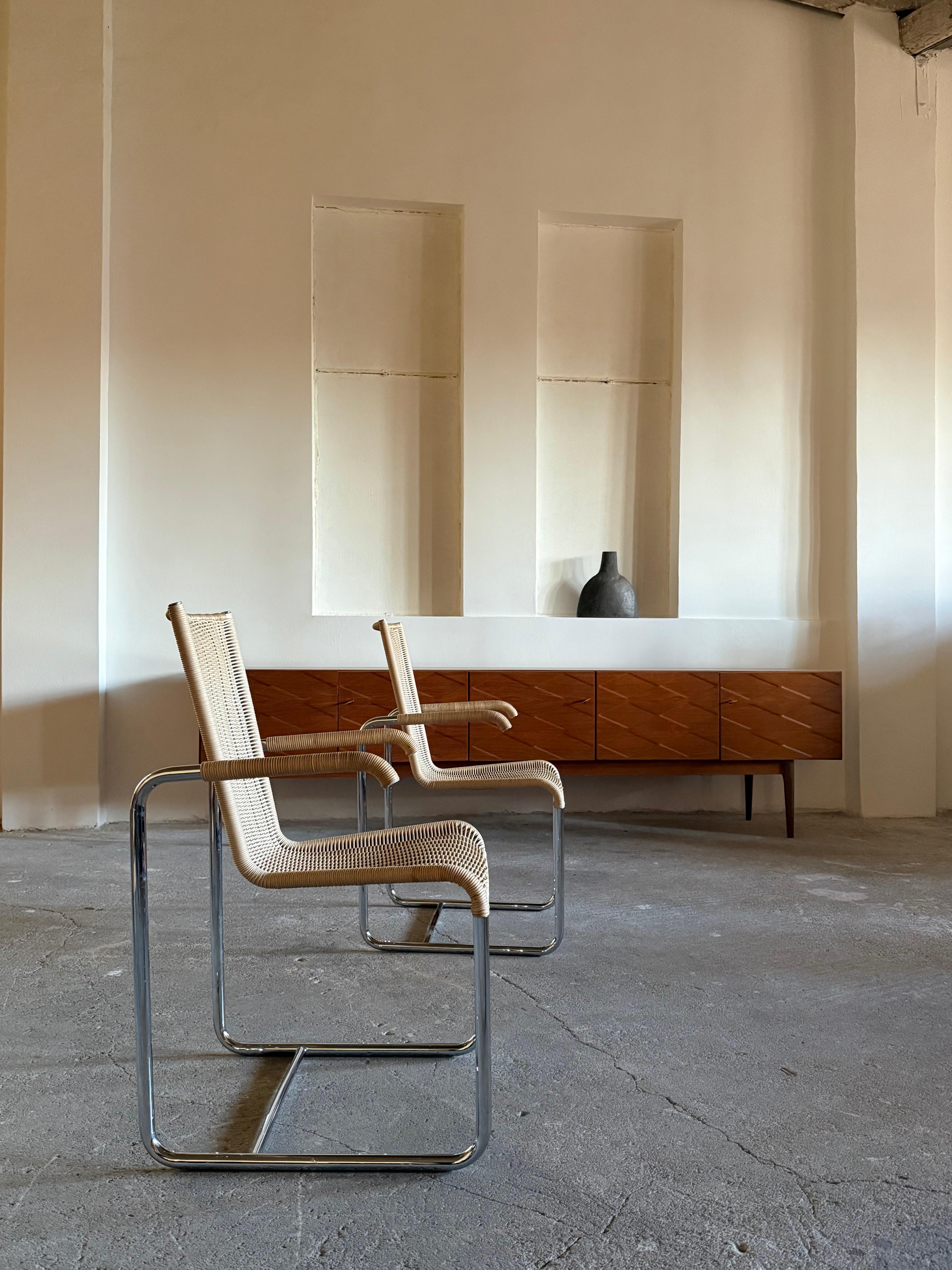 Bellissime e rare sedie a sbalzo Tecta D20 con struttura in tubolare d'acciaio cromato e intreccio in rattan, realizzate in Germania negli anni '80.

Estremamente comodo da sedersi, con una funzione di dondolio delicato e in condizioni quasi come