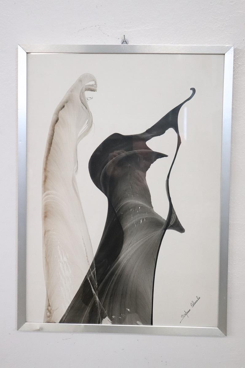 Belle paire de peintures abstraites à la détrempe sur papier de l'artiste italien Stefano Colombo, signées au recto. Datant des années 1970. Vendu avec le cadre. Parfait pour l'ameublement moderne.