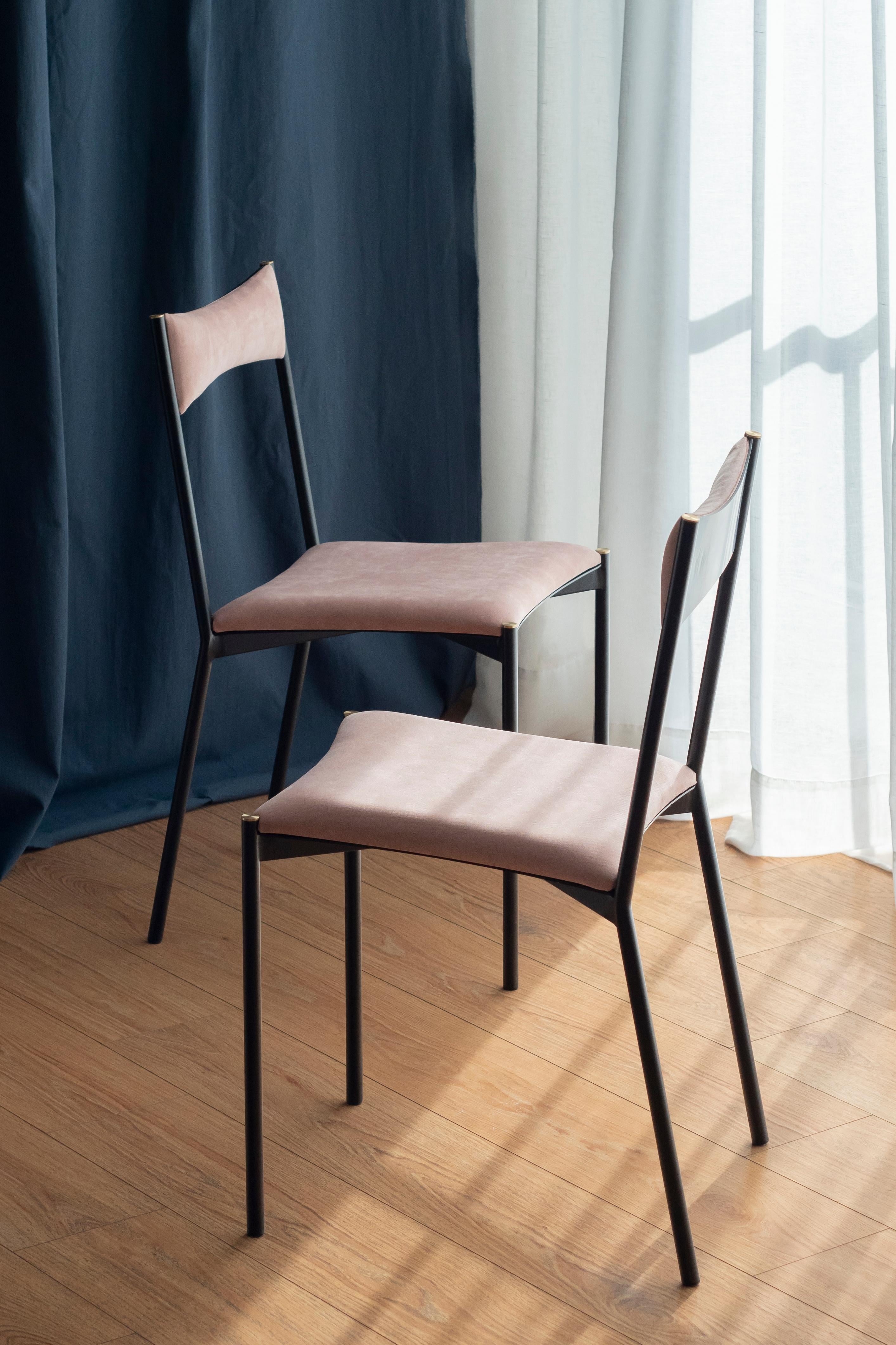 Un ensemble de 2 chaises tensa, rose par Ries
Dimensions : L 40 x P 49,5 x H 82 cm 
MATERIAL : Tube d'acier rond, tôle découpée au laser, mousse haute densité, revêtement en velours, caches en aluminium/bronze.
Peinture par poudrage mat