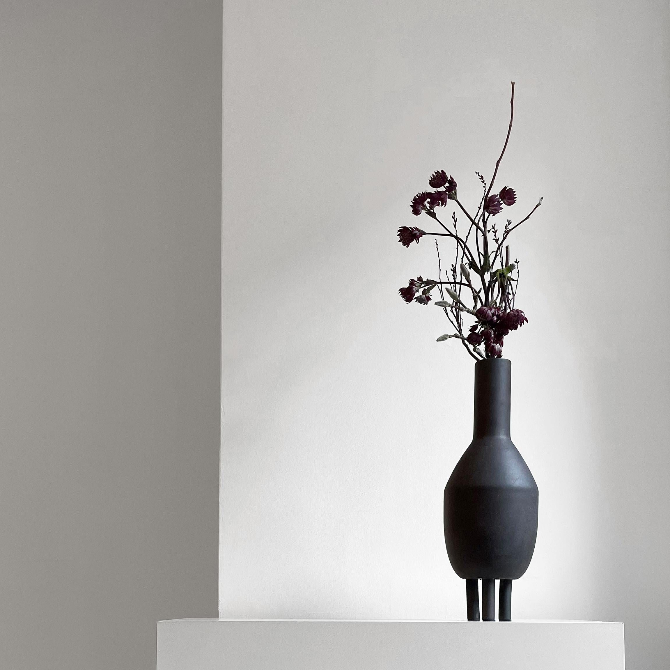 Ein Satz von 2 Terrakotta-Ente Vase schlank von 101 Copenhagen
Entworfen von Kristian Sofus Hansen & Tommy Hyldahl
Abmessungen: L17 / B17 / H45 cm
MATERIALIEN: Keramik

Die Serie Duck erinnert an kleine, individuelle, dreibeinige Figuren oder