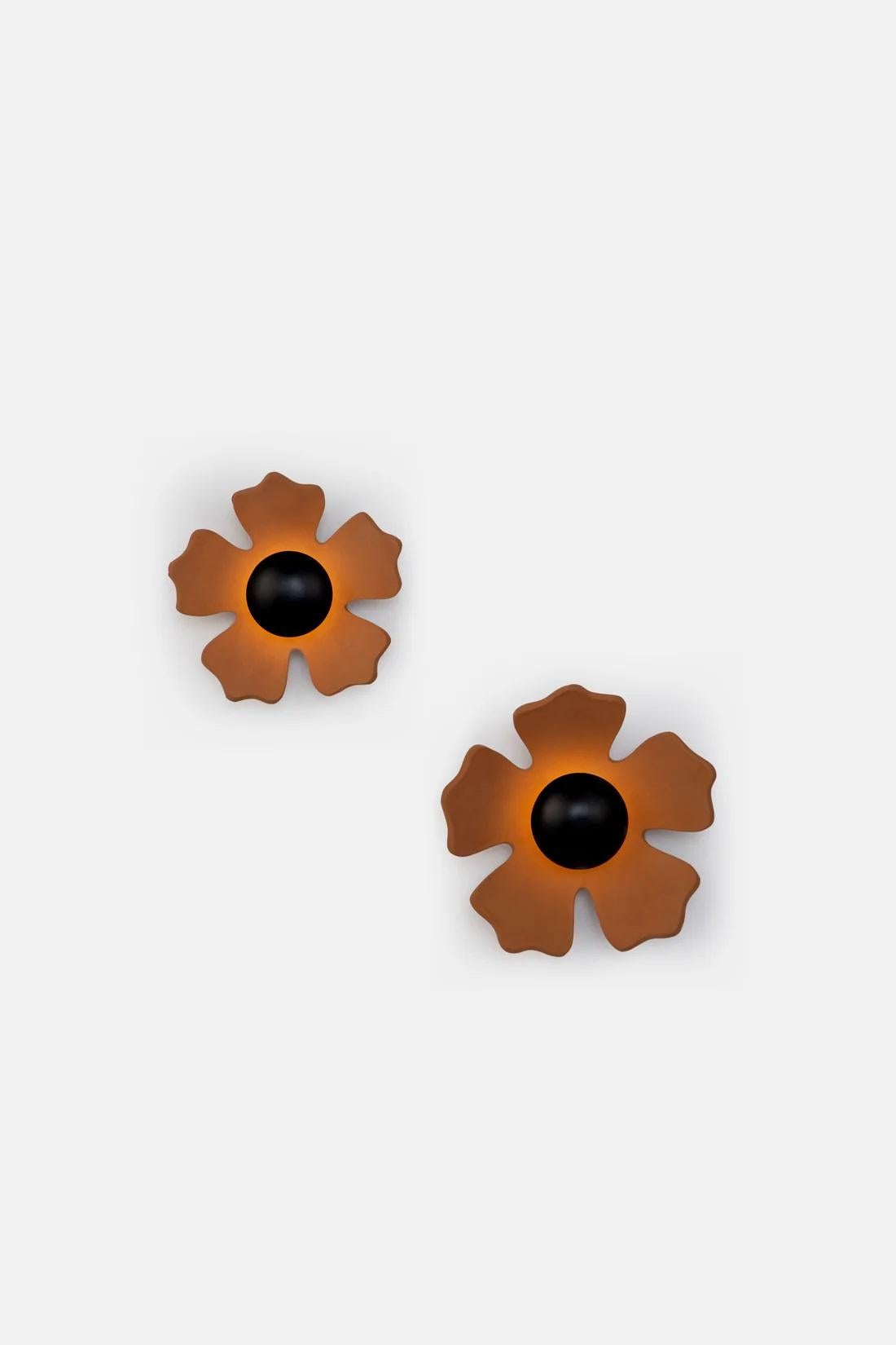 Moderno Set di 2 luci da parete con fiori in terracotta di Hatsu in vendita