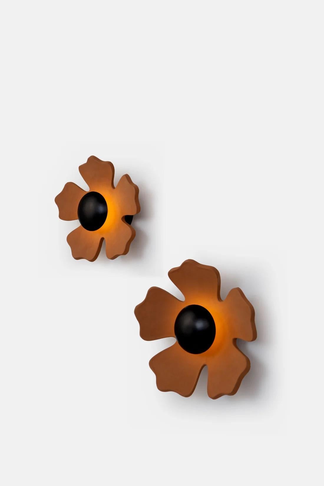 Indiano Set di 2 luci da parete con fiori in terracotta di Hatsu in vendita