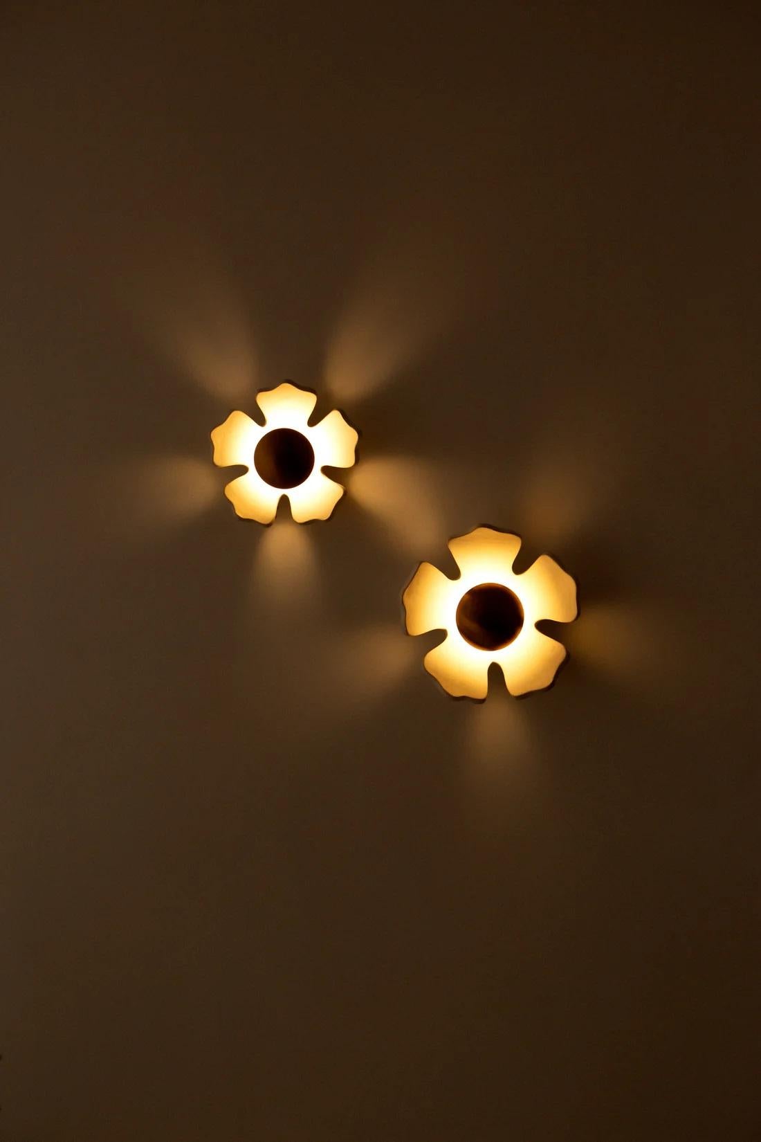 Set di 2 luci da parete con fiori in terracotta di Hatsu In condizioni Nuovo in vendita a Geneve, CH