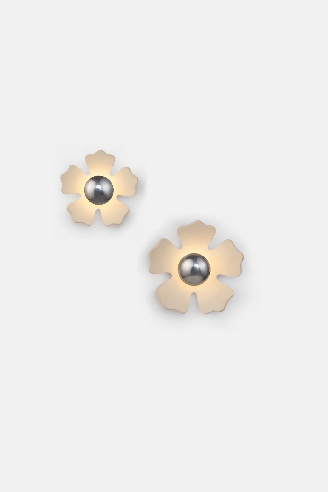 XXI secolo e contemporaneo Set di 2 luci da parete con fiori in terracotta di Hatsu in vendita