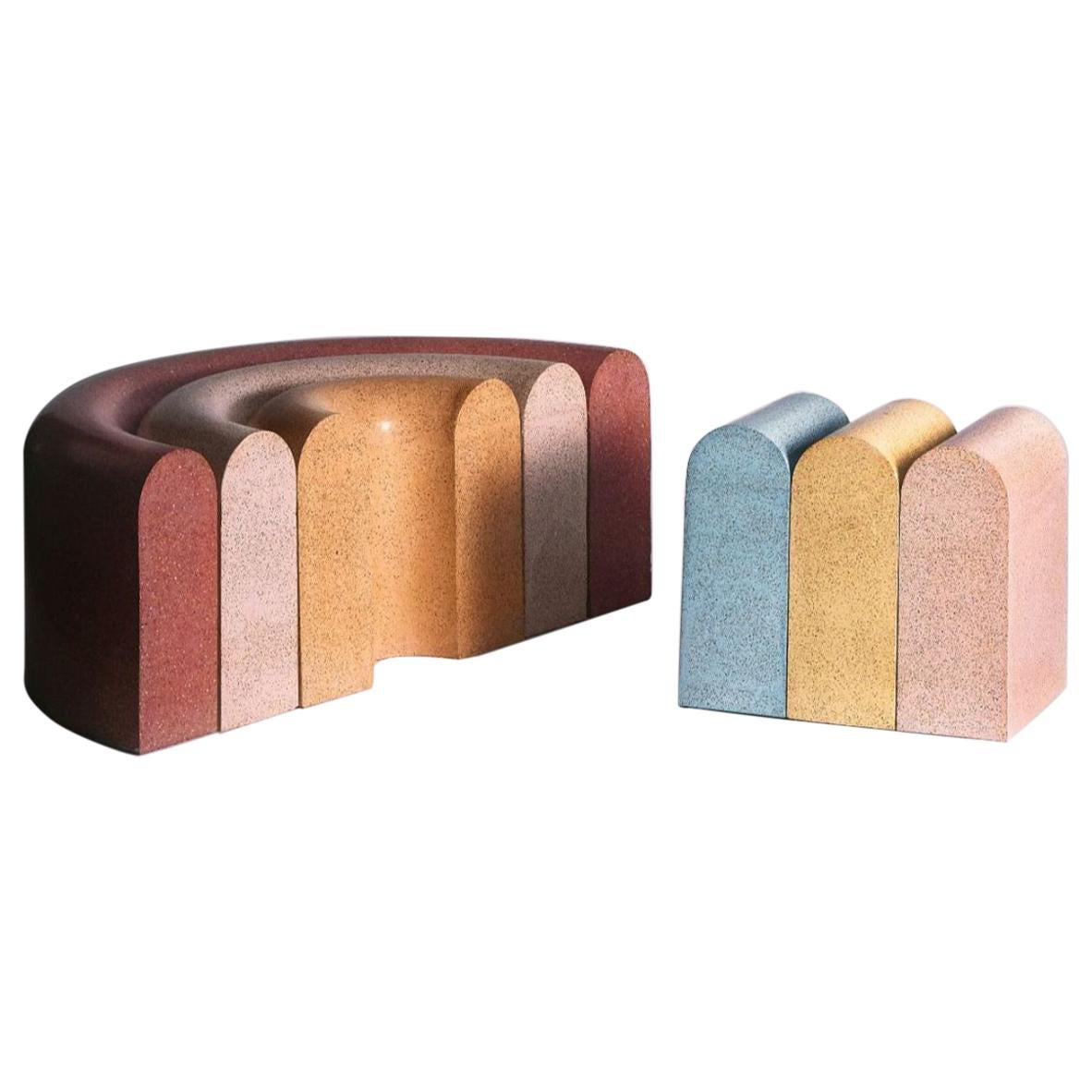 2er set terrazzo regenbogenbank und hocker by Lilia Cruz Corona Garduño im Angebot