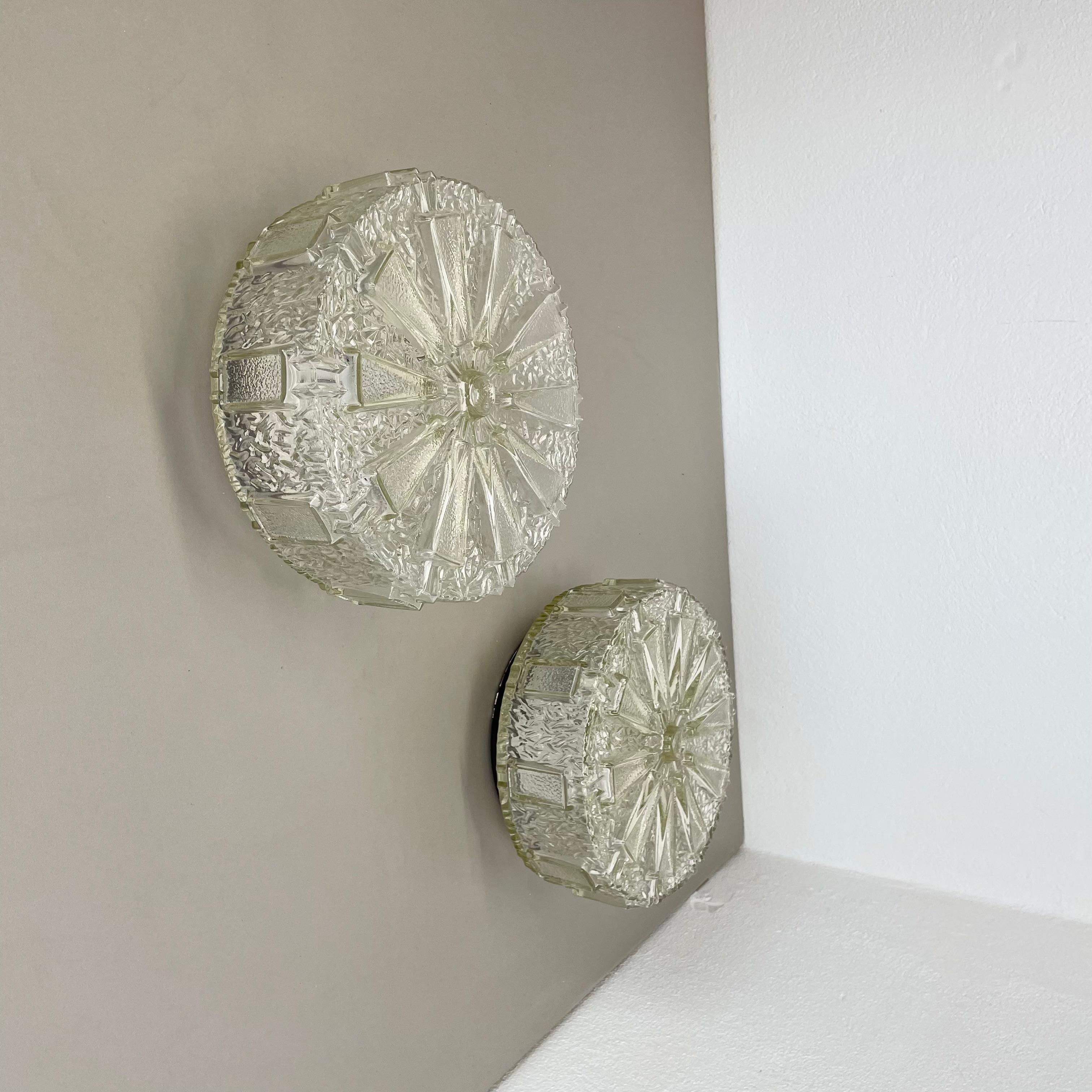 Articolo:

set di 2 applique da parete, utilizzabili anche come luci da soffitto


Origine:

Germania


Produttore:

Hillebrand Leuchten



Età:

1970s



Questo originale set di applique moderniste è stato prodotto in Germania negli anni '70 da