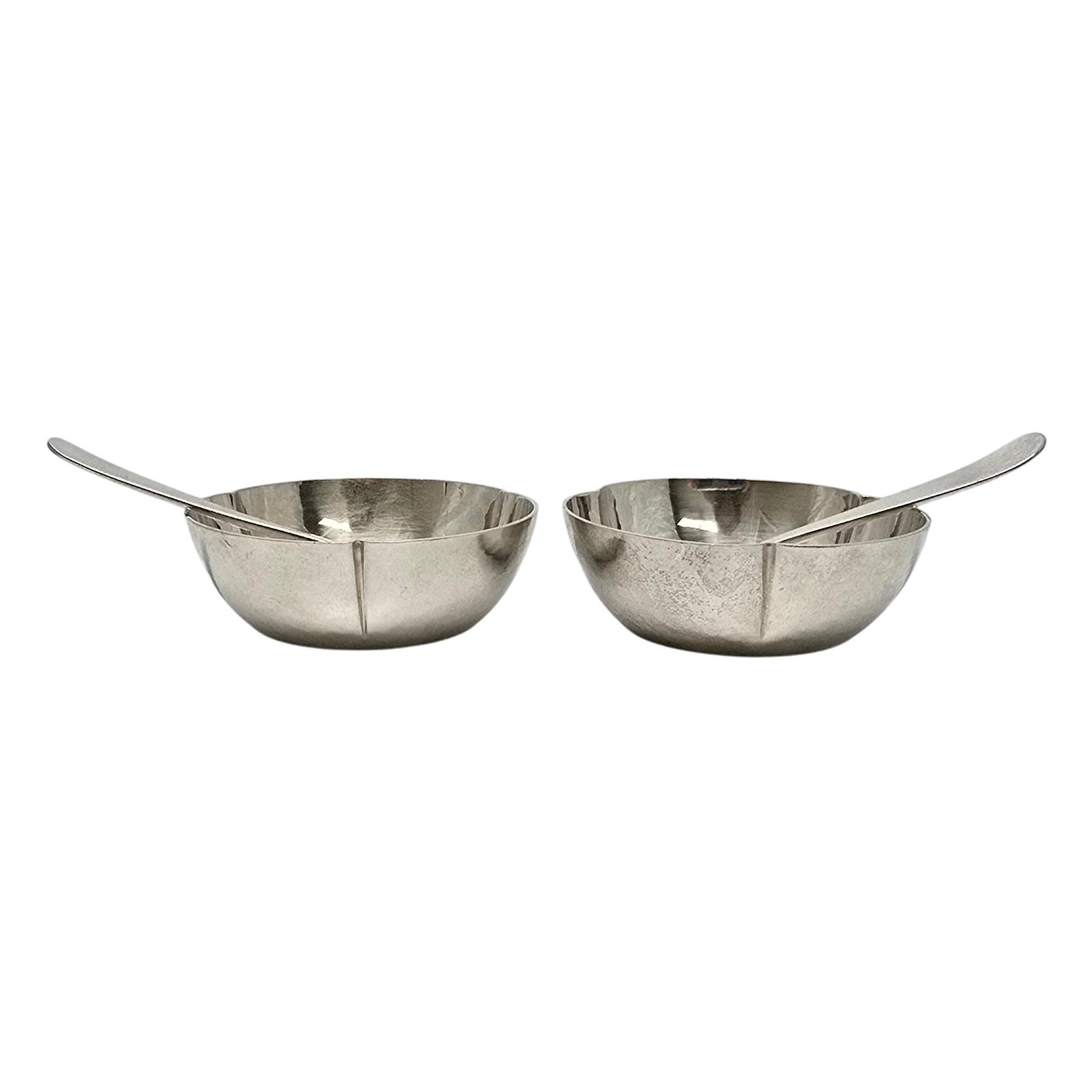 Set of 2 The Kalo Shop Hammered Sterling Silver Salt Cellars and Spoons #19860 In Good Condition In Washington Depot, CT