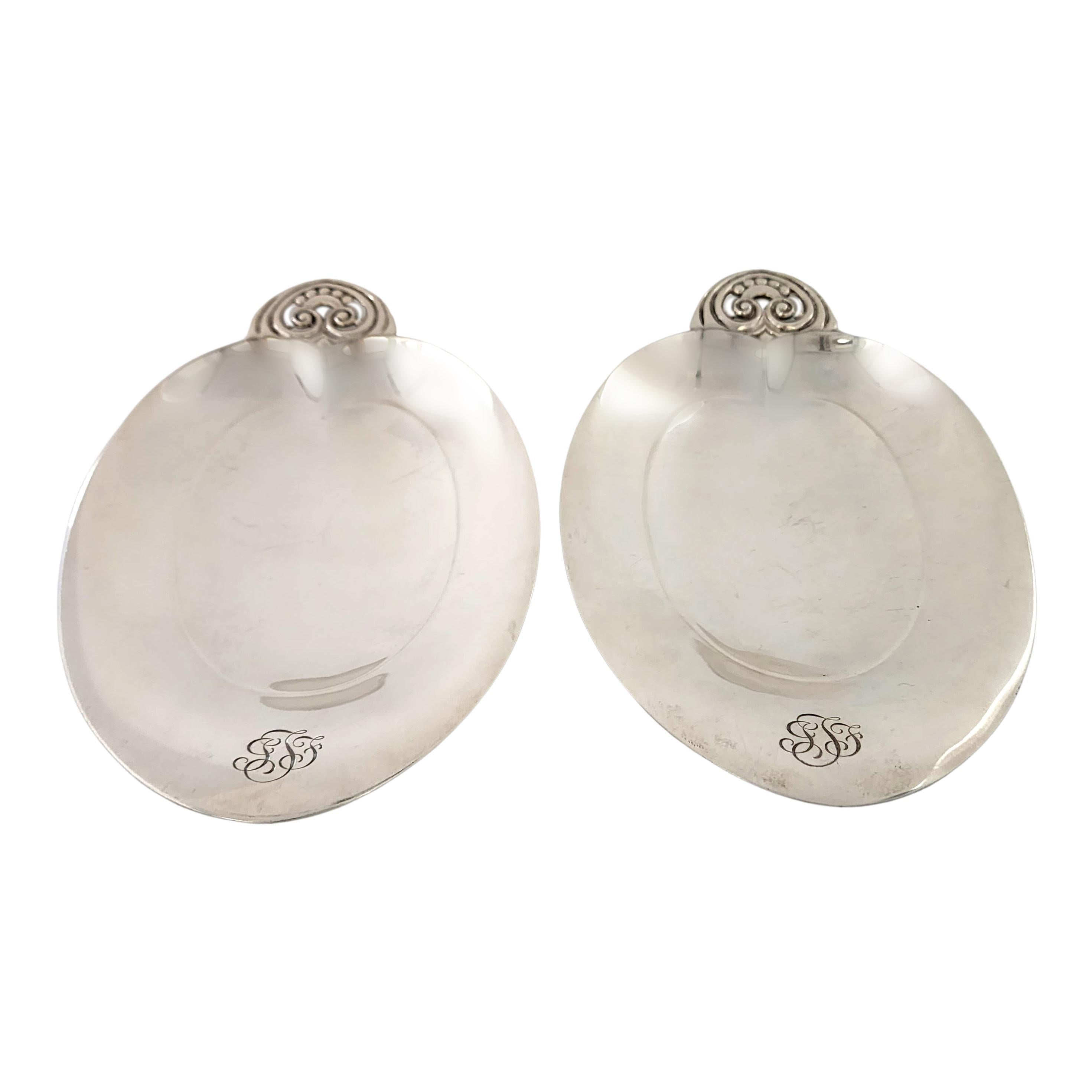 Lot de 2 bols Tiffany & Co en argent sterling à pied en forme de cœur avec monogramme en vente 3