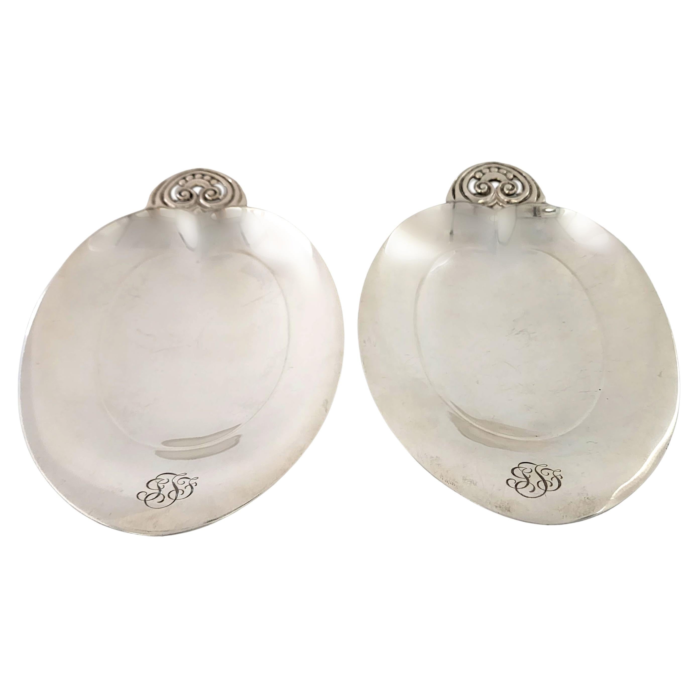 Lot de 2 bols Tiffany & Co en argent sterling à pied en forme de cœur avec monogramme en vente