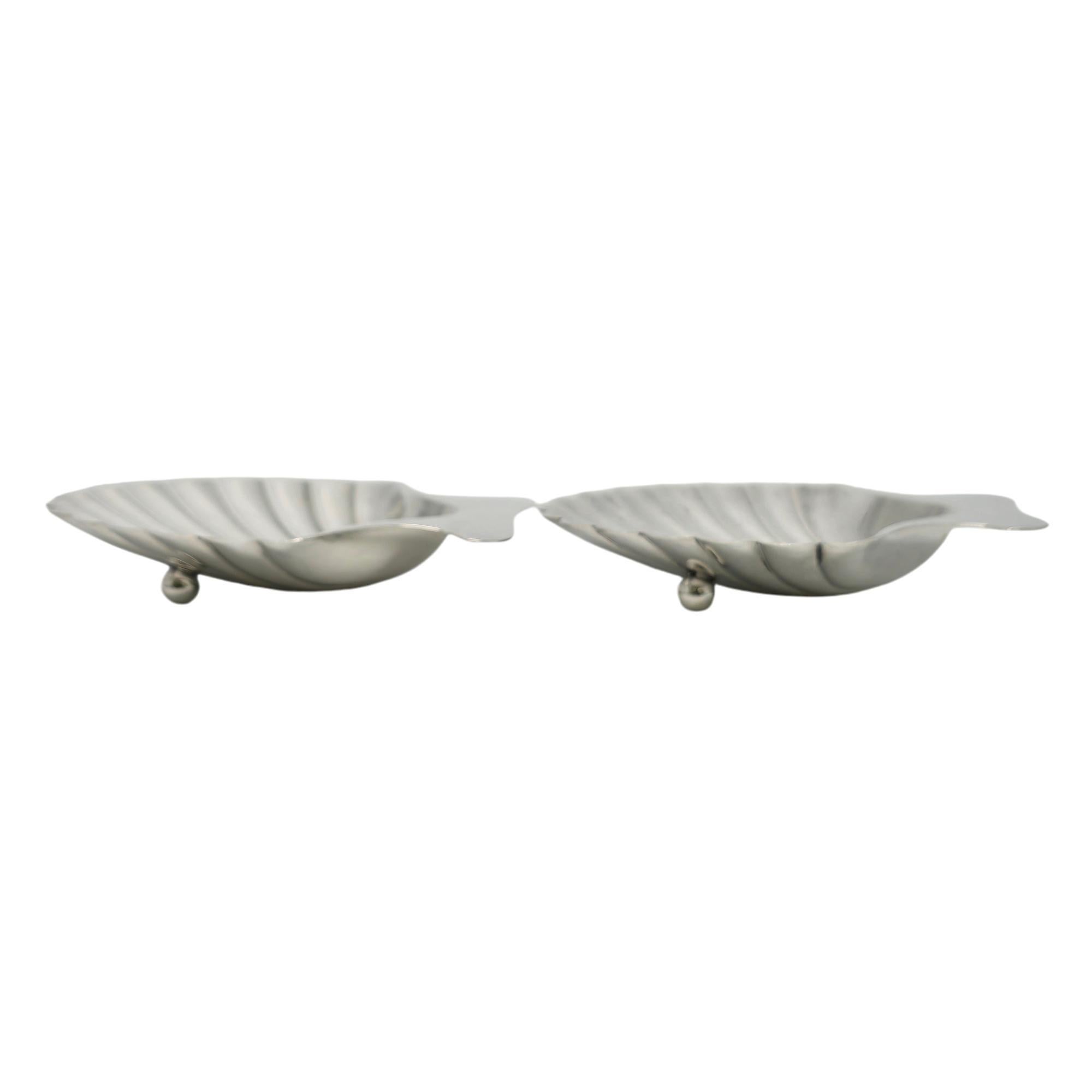 Women's or Men's Set of 2 Tiffany & Co Sterling Silver Scallop Shell Dishes 22369 w/Pouches 19271