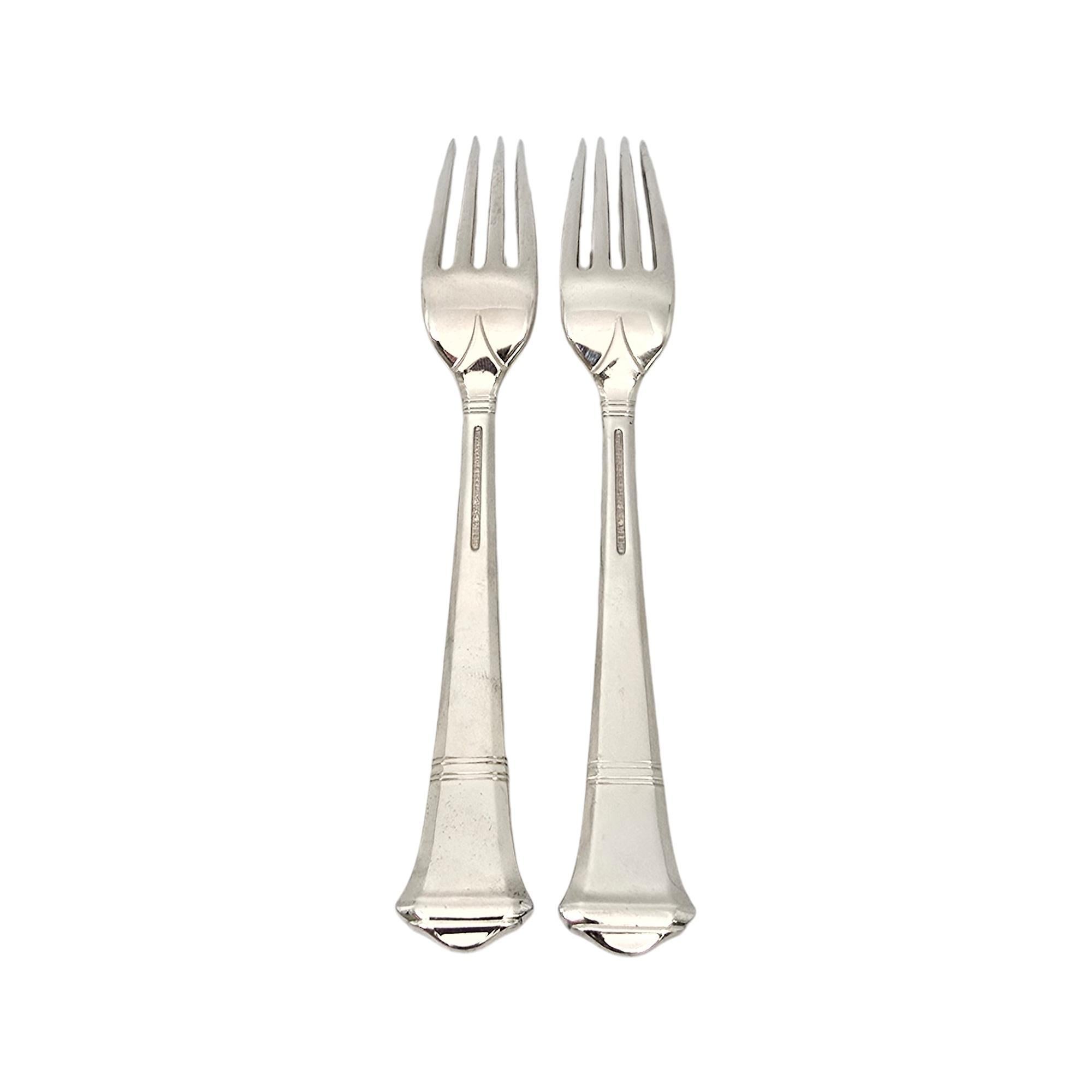 Set di 2 forchette in argento sterling con motivo Windham di Tiffany & Co.

Il modello Windham di Tiffany fu disegnato da Arthur LeRoy Barney nel 1923. Il modello Windham prende il nome dalla contea del Connecticut orientale che fu la casa