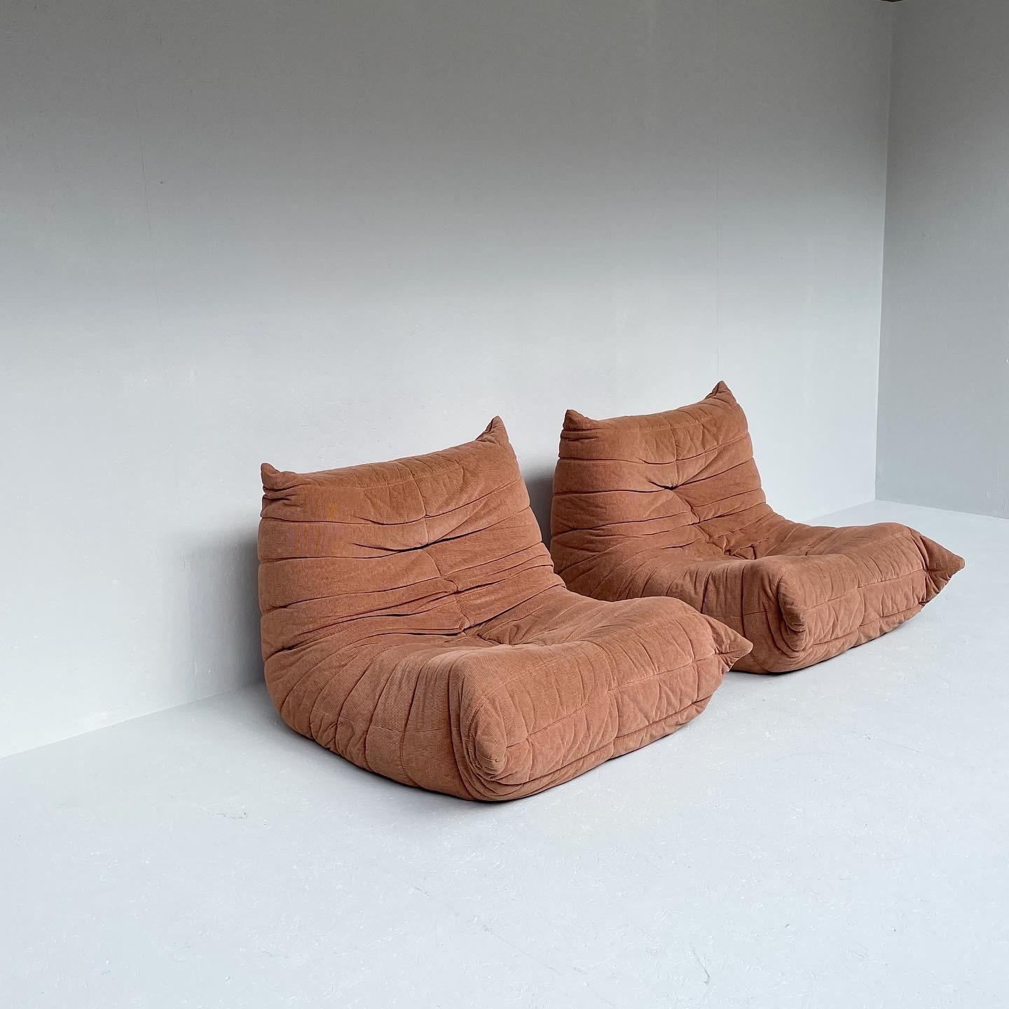 Set of 2 Togo 1 Seaters by Michel Ducaroy for Ligne Roset in Original Fabric In Fair Condition In Antwerpen, BE