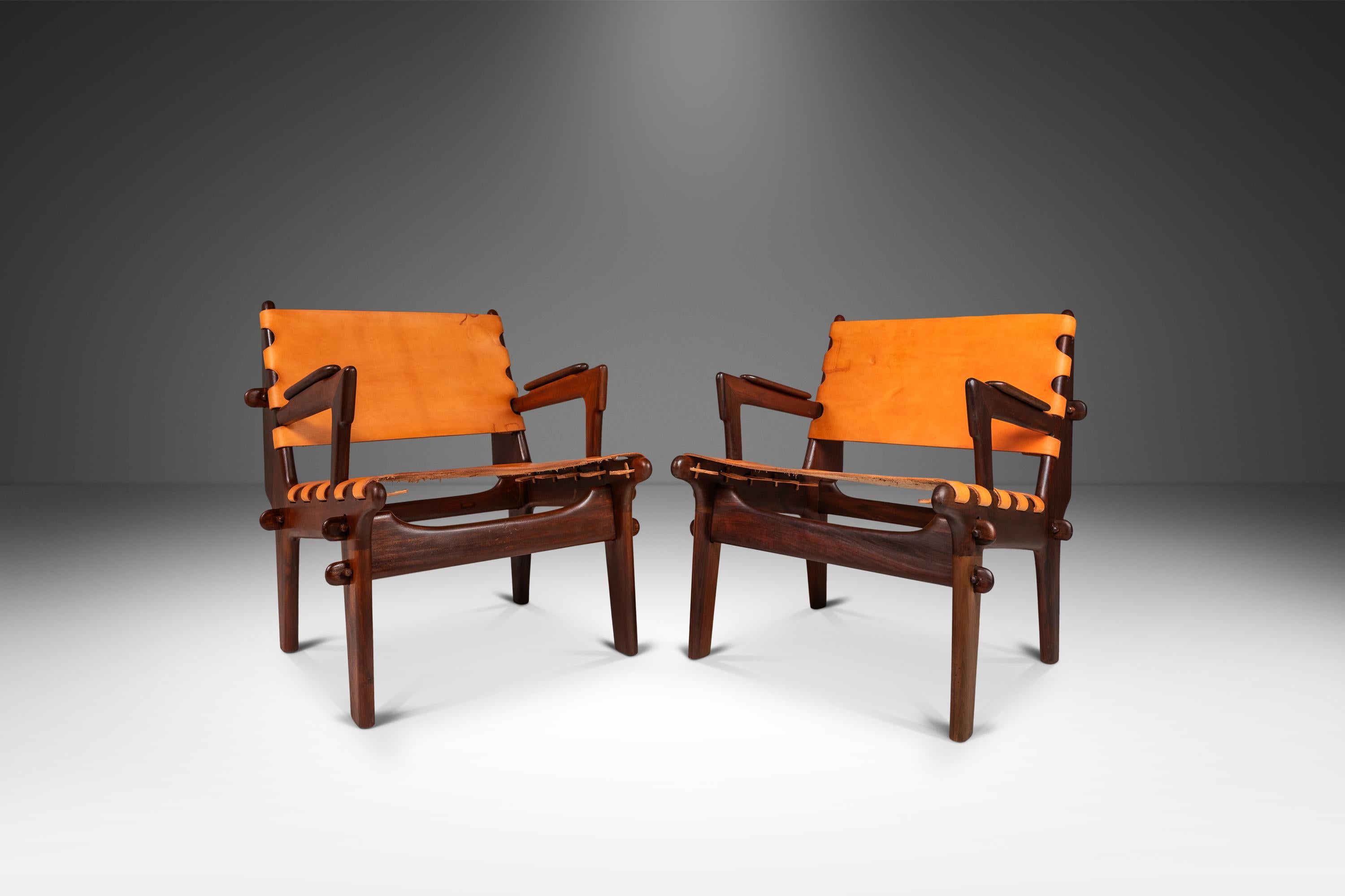  Voici un ensemble rare de chaises à bretelles de l'incomparable Angel Pazmino. Récemment et minutieusement restauré par notre équipe d'artisans, cet ensemble emblématique a retrouvé une nouvelle jeunesse et nous adorons le résultat. Les cadres en
