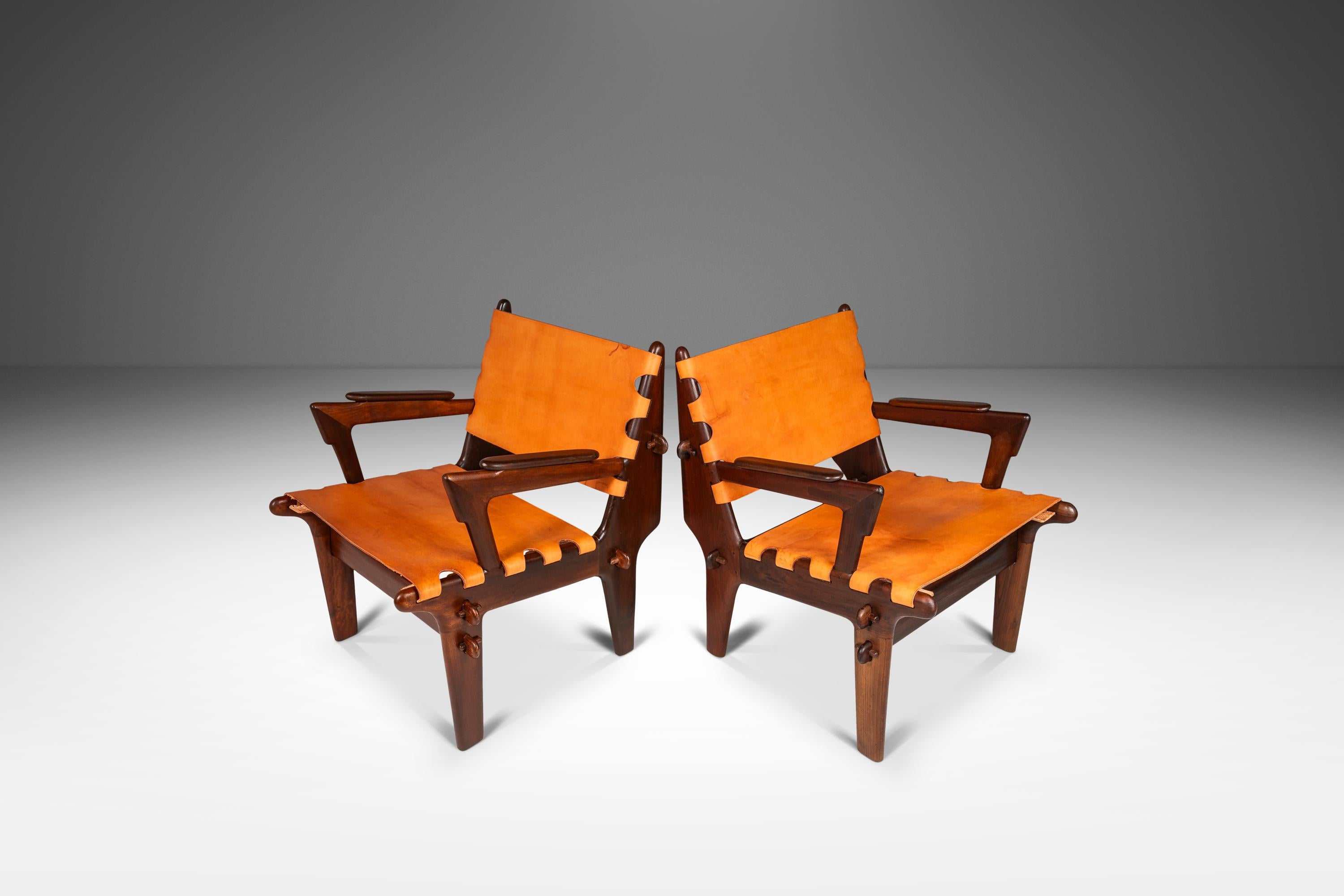 Mid-Century Modern Ensemble de 2 chaises longues en cuir tolé par Angel Pazmino, Ecuador, c. 1960's. en vente