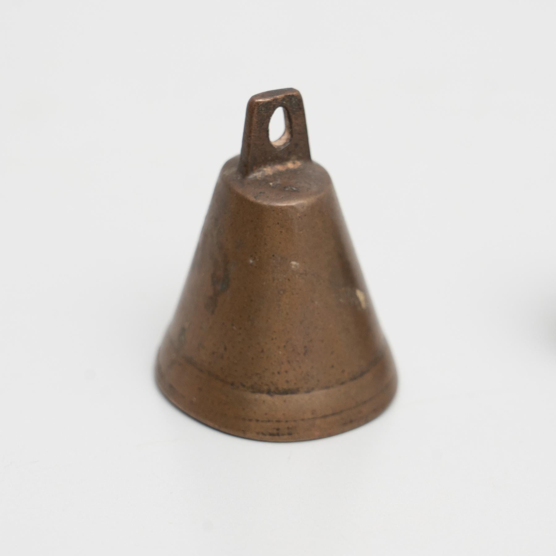 Set di 2 campane rustiche tradizionali spagnole in bronzo, circa 1950 in vendita 3
