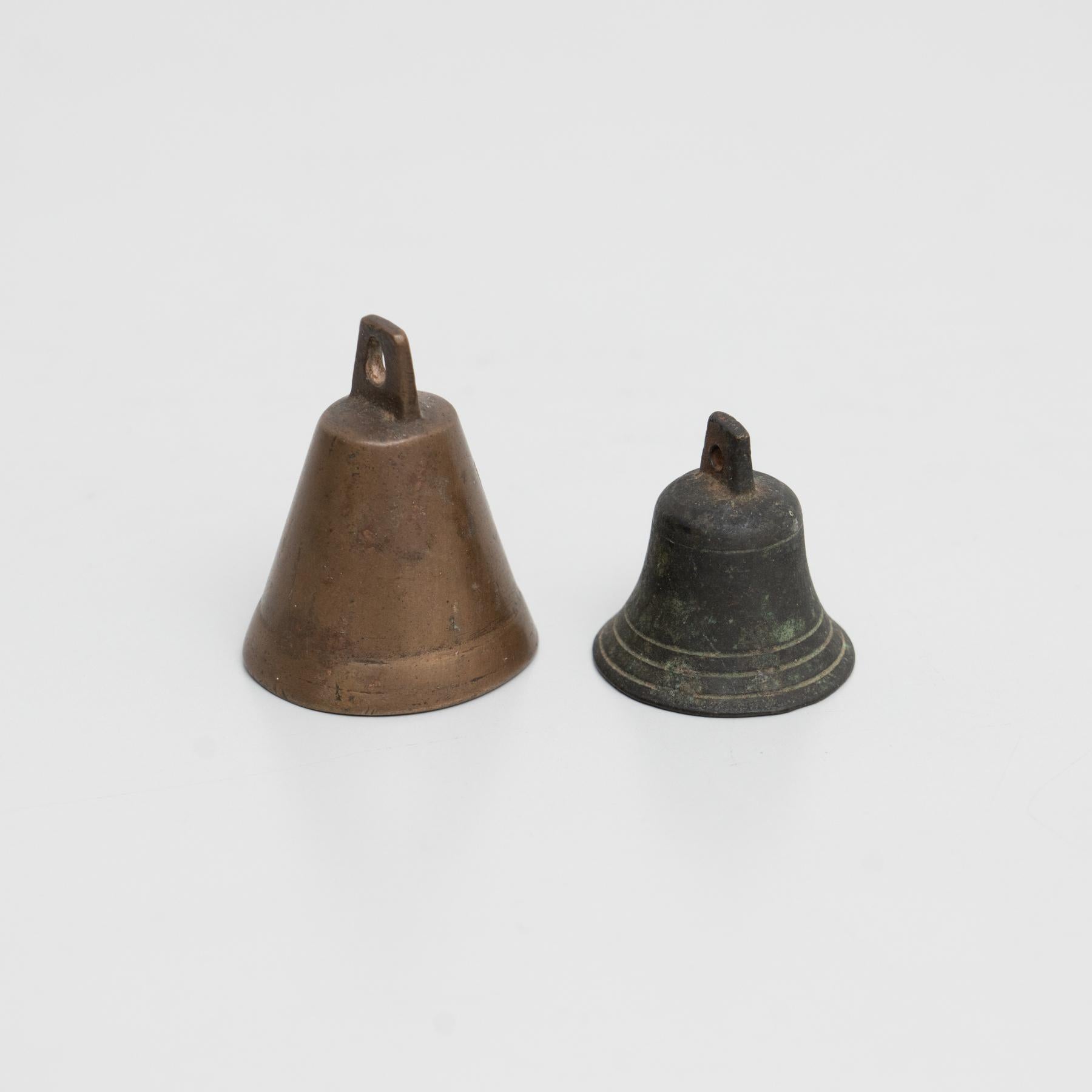 Mid-Century moderno Set di 2 campane rustiche tradizionali spagnole in bronzo, circa 1950 in vendita