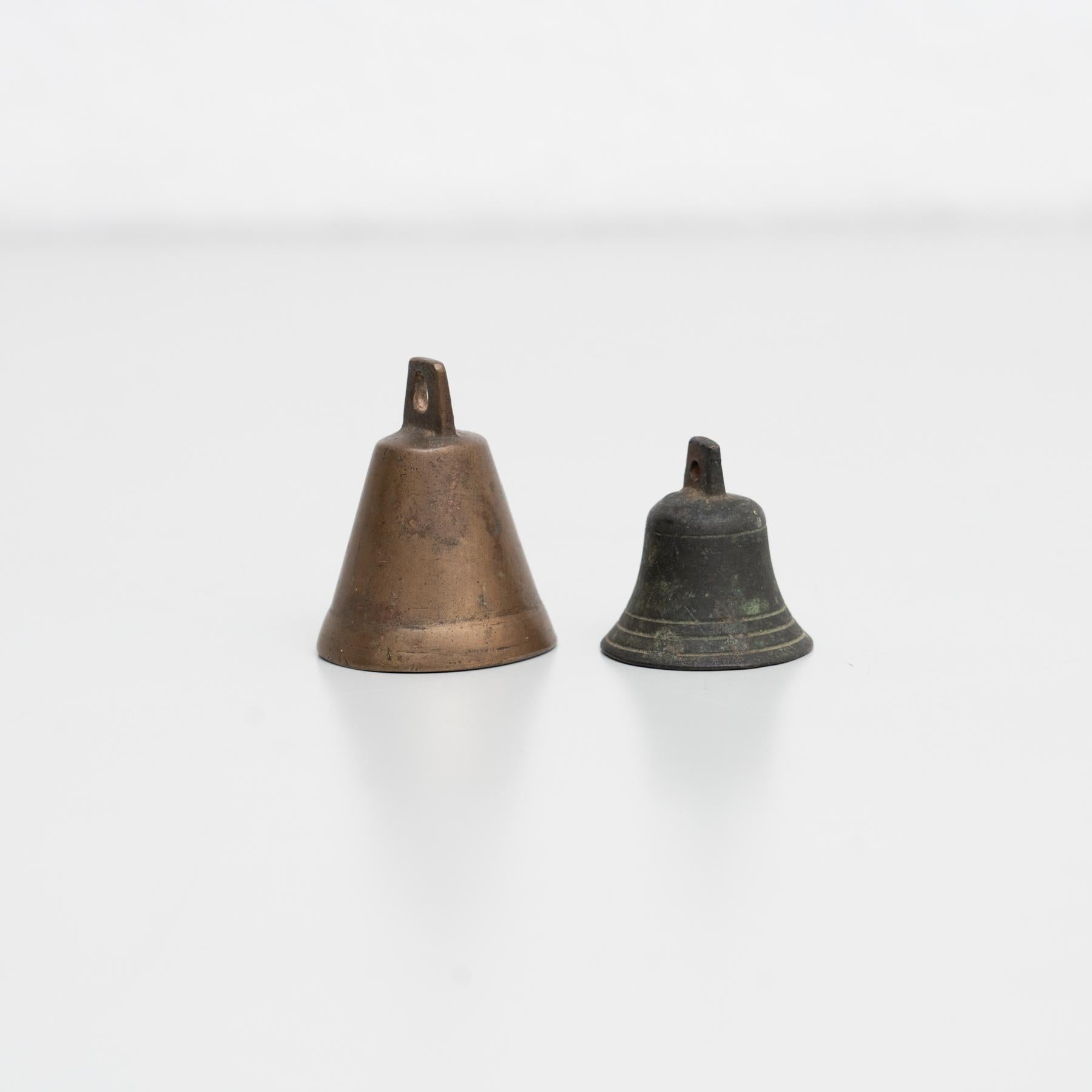 Europeo Set di 2 campane rustiche tradizionali spagnole in bronzo, circa 1950 in vendita