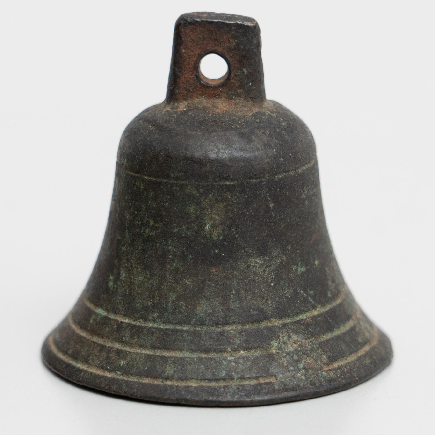 Set di 2 campane rustiche tradizionali spagnole in bronzo, circa 1950 In condizioni buone in vendita a Barcelona, ES