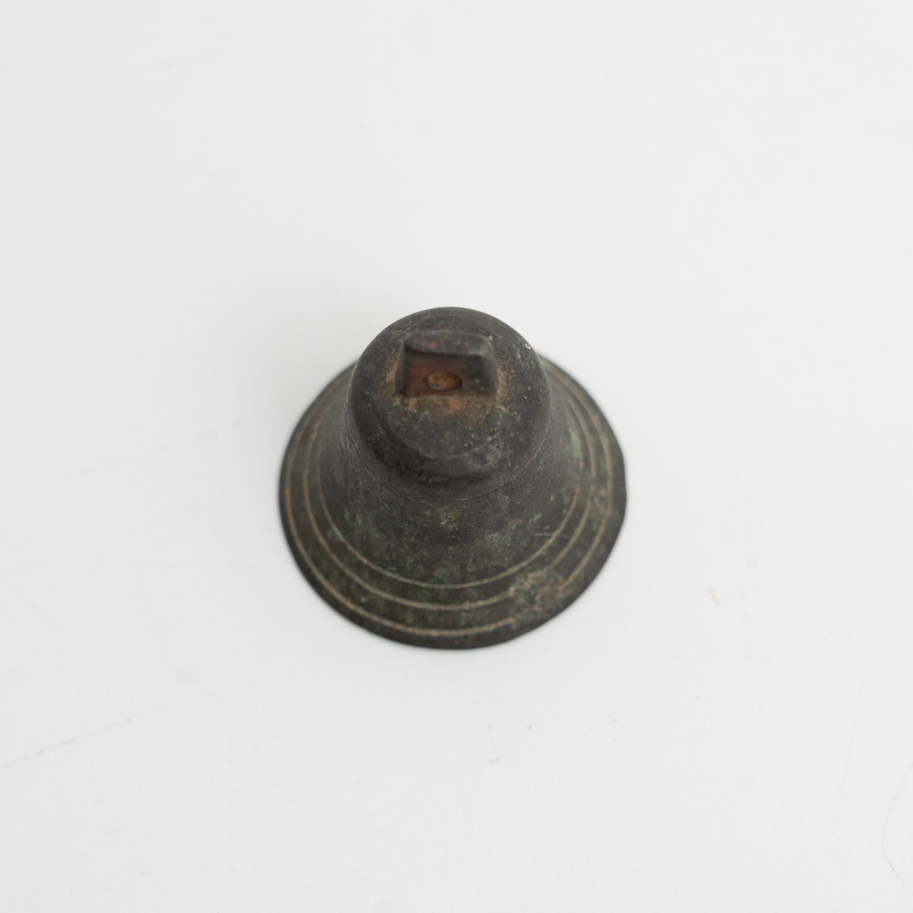 Metà XX secolo Set di 2 campane rustiche tradizionali spagnole in bronzo, circa 1950 in vendita