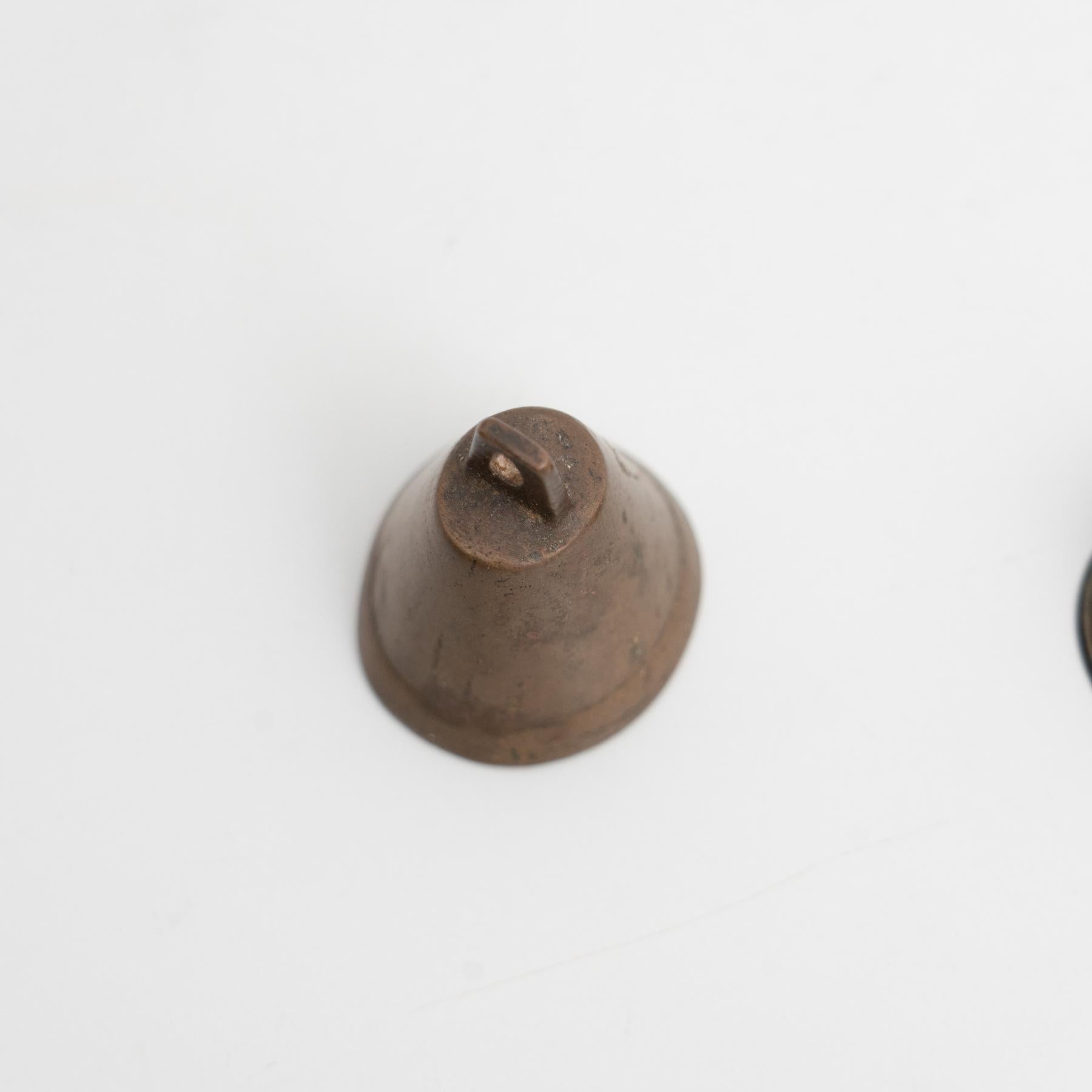 Bronzo Set di 2 campane rustiche tradizionali spagnole in bronzo, circa 1950 in vendita