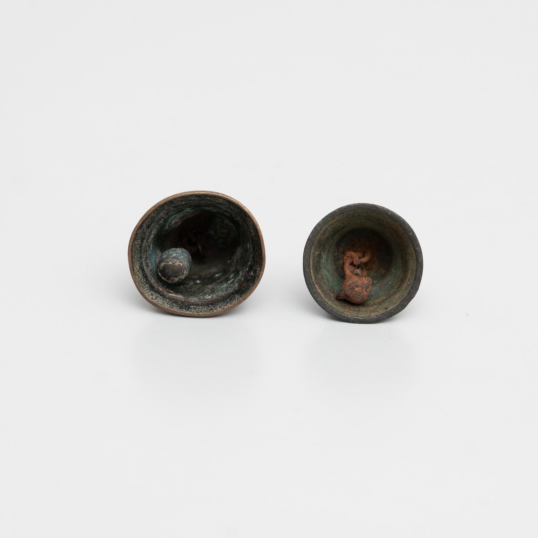 Set di 2 campane rustiche tradizionali spagnole in bronzo, circa 1950 in vendita 1