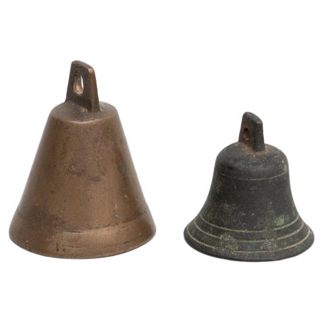 Ensemble de 2 cloches traditionnelles espagnoles en bronze rustique, vers 1950