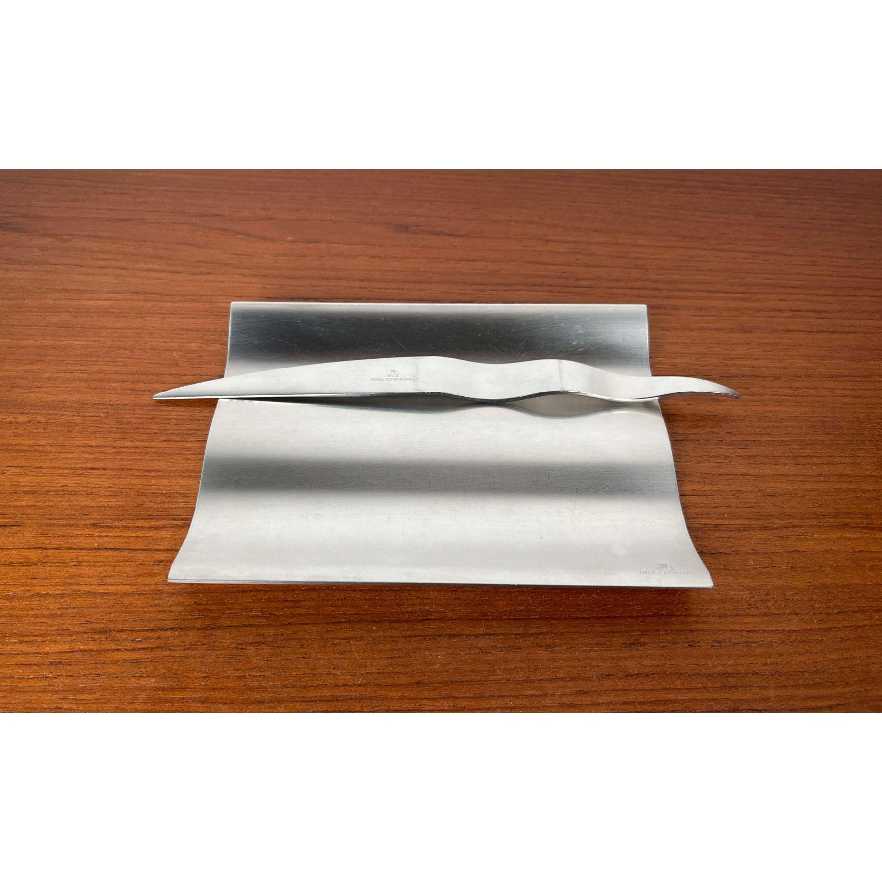Postmodernes dänisches Tischtablett und Brieföffner aus der Wave-Serie von Steve McGugan für Royal Copenhagen, 1980er Jahre, 2er-Set, in sehr gutem Zustand. Entworfen 1980 bis 1989. Dieses Stück ist mit einem Zuordnungszeichen versehen.

Zusätzliche