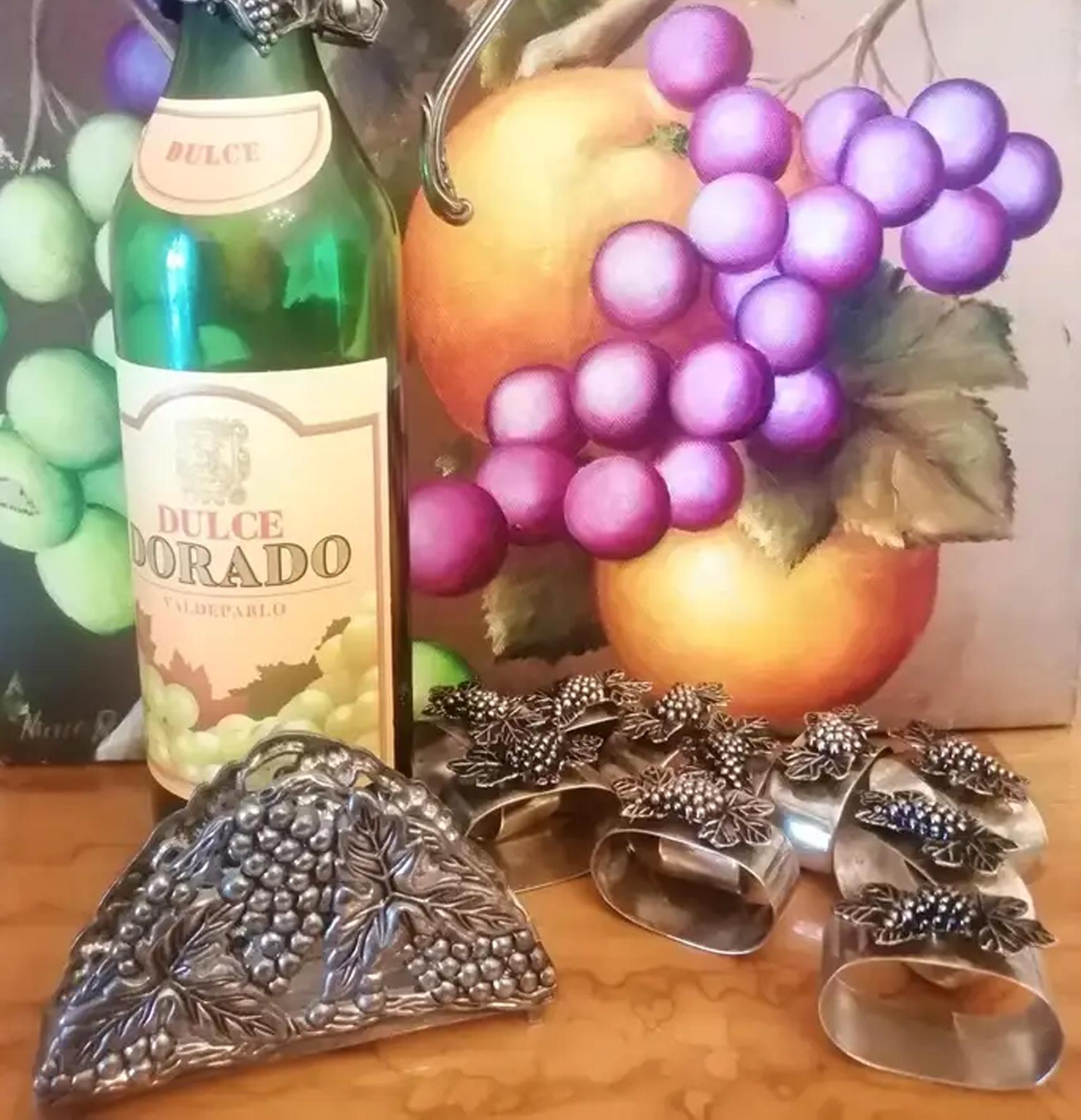 The set consists of:
2 bronze leaf-shaped trays
1 bronze candlestick for 3 candles
10 individual napkin rings made of rust-proof silver-plated metal
1 napkin ring
1 salt and pepper shaker set

The pieces are solid pieces, not simple sheets
The