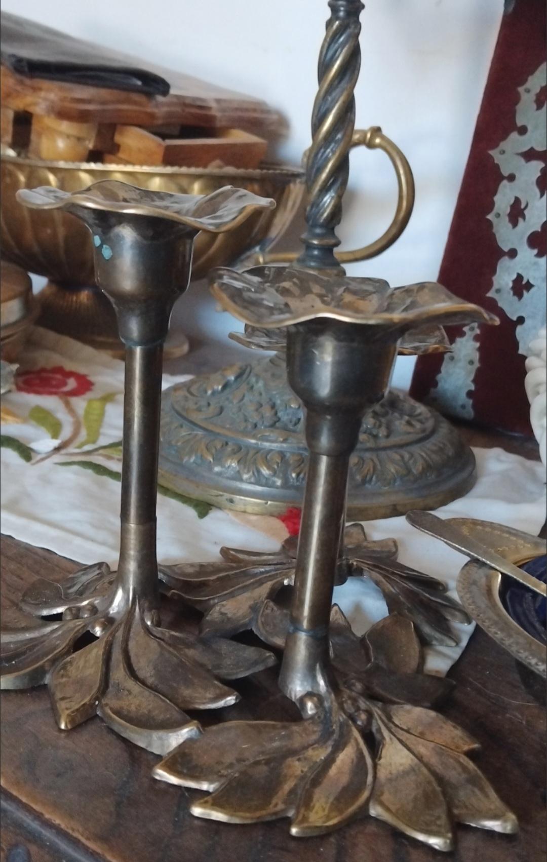 20th Century Set of 2 trays, 11 napkin rings, 1 candlestick, 1 salt and pepper, leaf motif For Sale