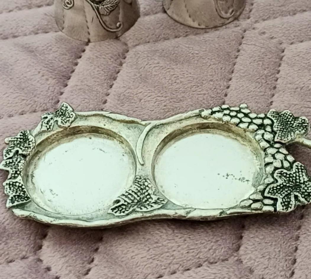 Set of 2 trays, 11 napkin rings, 1 candlestick, 1 salt and pepper, leaf motif For Sale 2