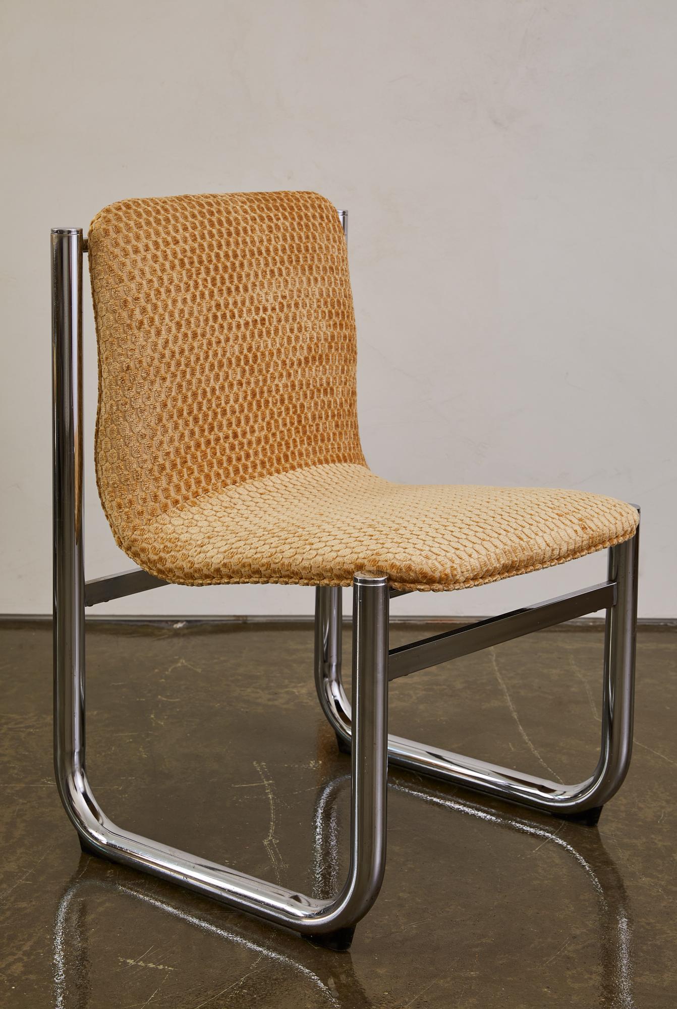 Set di due sedie tubolari cromate. Queste sedie sono in condizioni eccellenti, con sedili imbottiti di recente in un velluto tagliato color paglia adatto all'epoca. Si tratta di una versatile sedia modernista realizzata nello stile di Bruce Hannah &